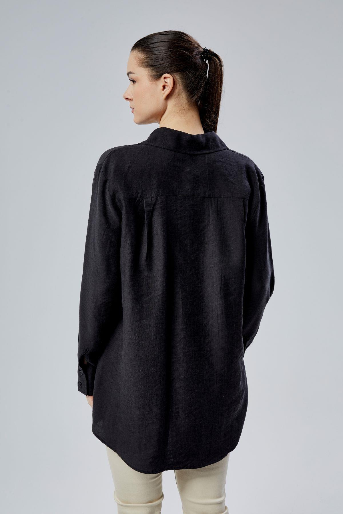 Siyah Yırtmaç Detaylı Oversize Gömlek