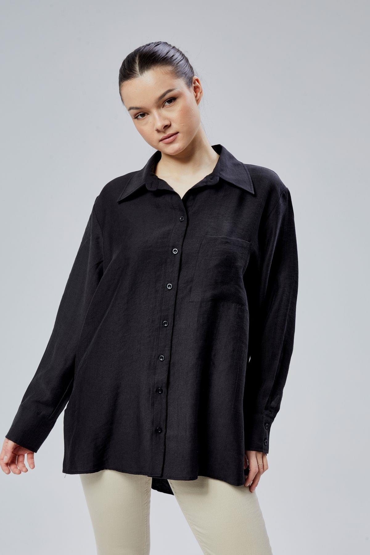 Siyah Yırtmaç Detaylı Oversize Gömlek