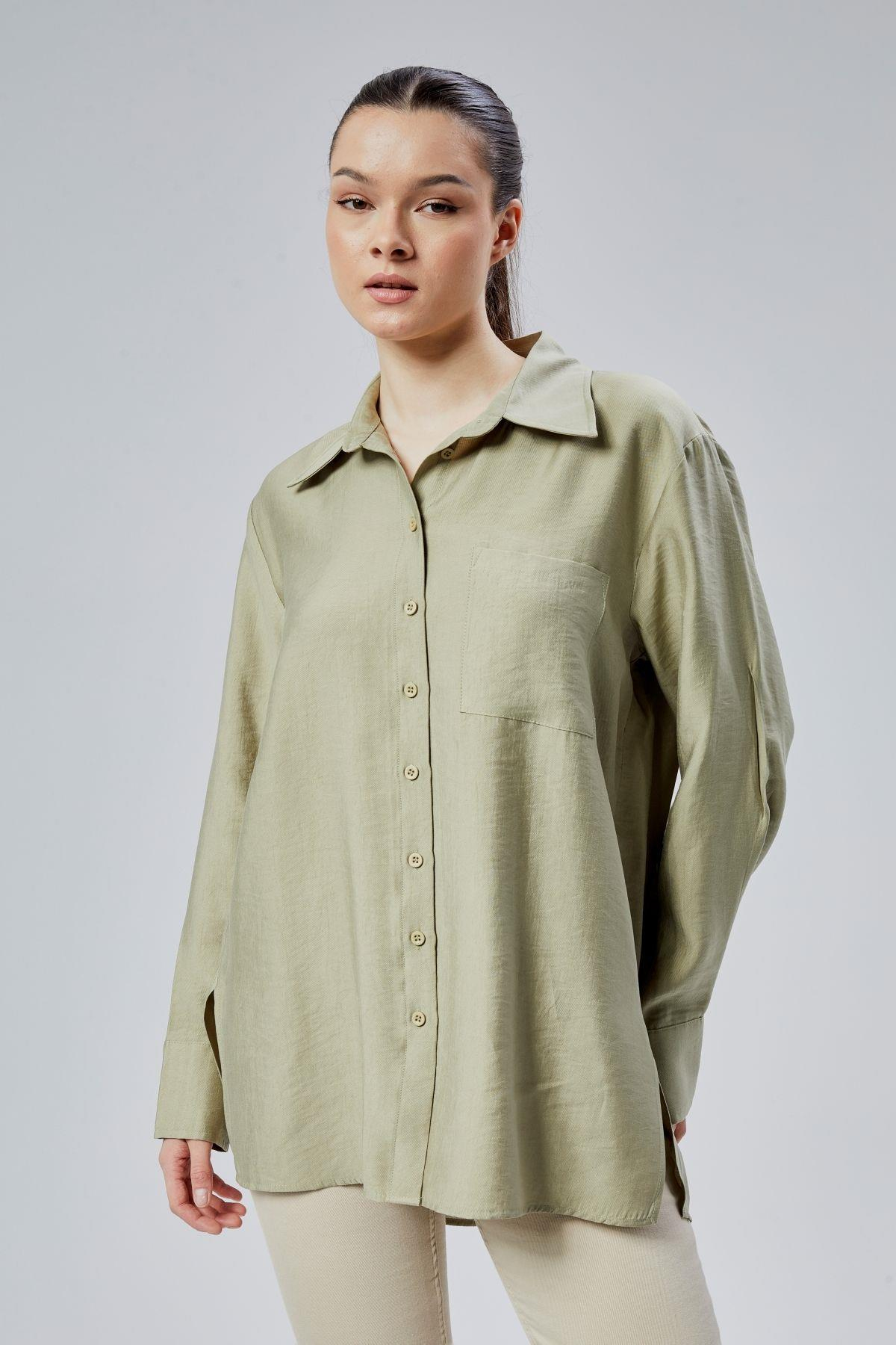 Yeşil Yırtmaç Detaylı Oversize Gömlek