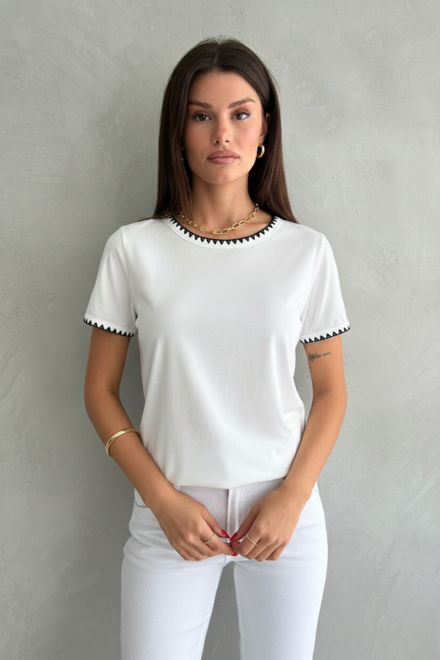 Beyaz Yaka ve Kol Kroşeta Detaylı T-shirt