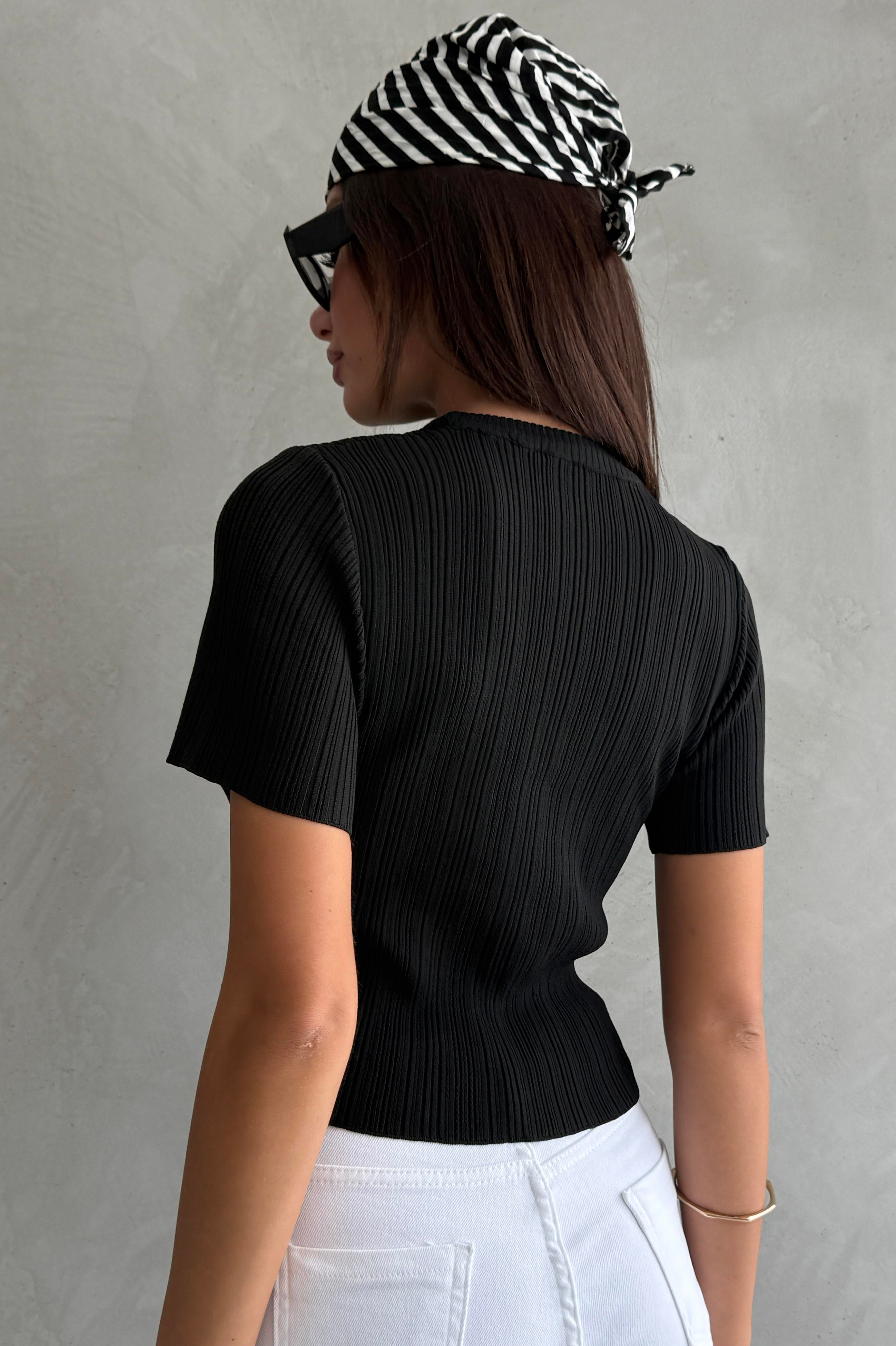 Dokulu Kumaş Detaylı Siyah Tshirt
