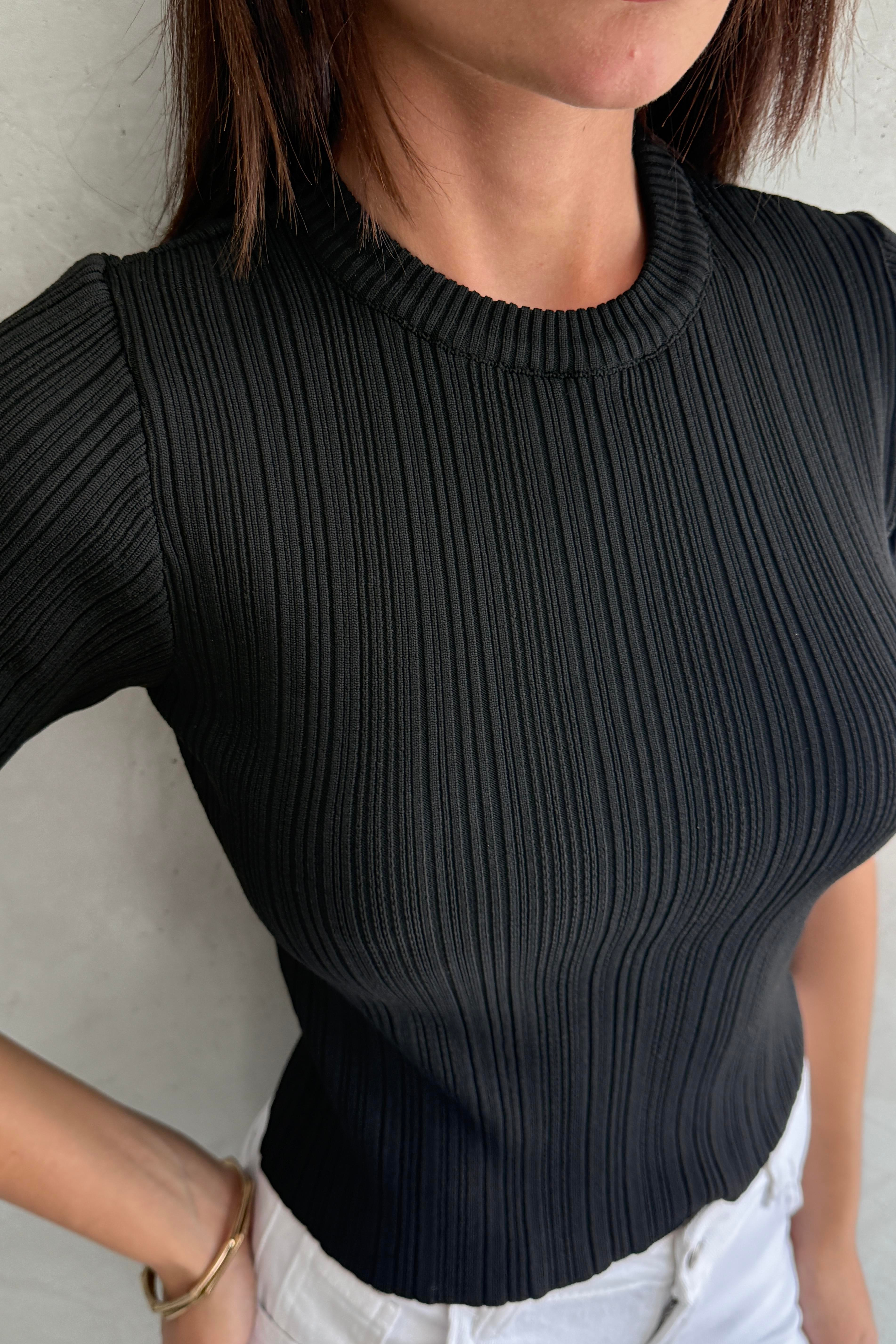 Dokulu Kumaş Detaylı Siyah Tshirt
