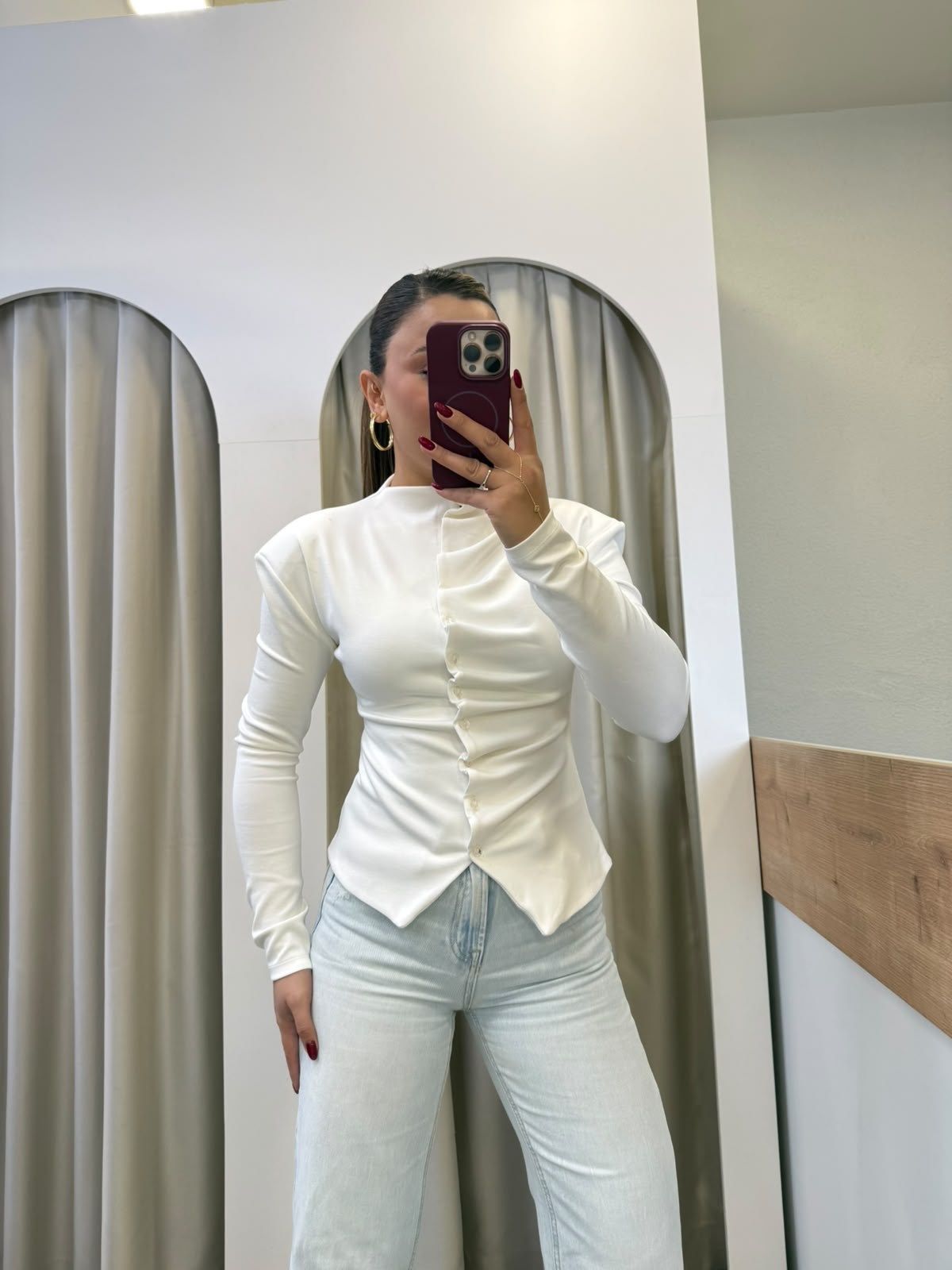 Jura Beyaz Vatkalı Önü Drape Düğmeli Bluz