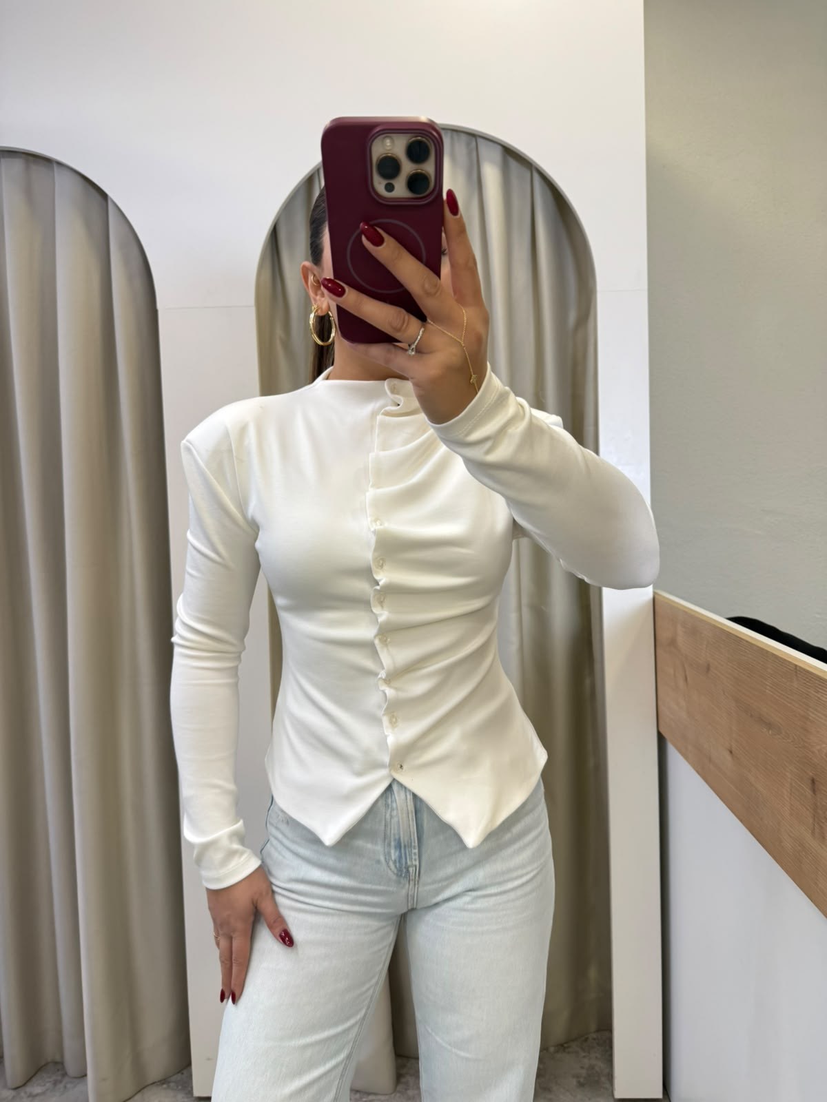 Jura Beyaz Vatkalı Önü Drape Düğmeli Bluz