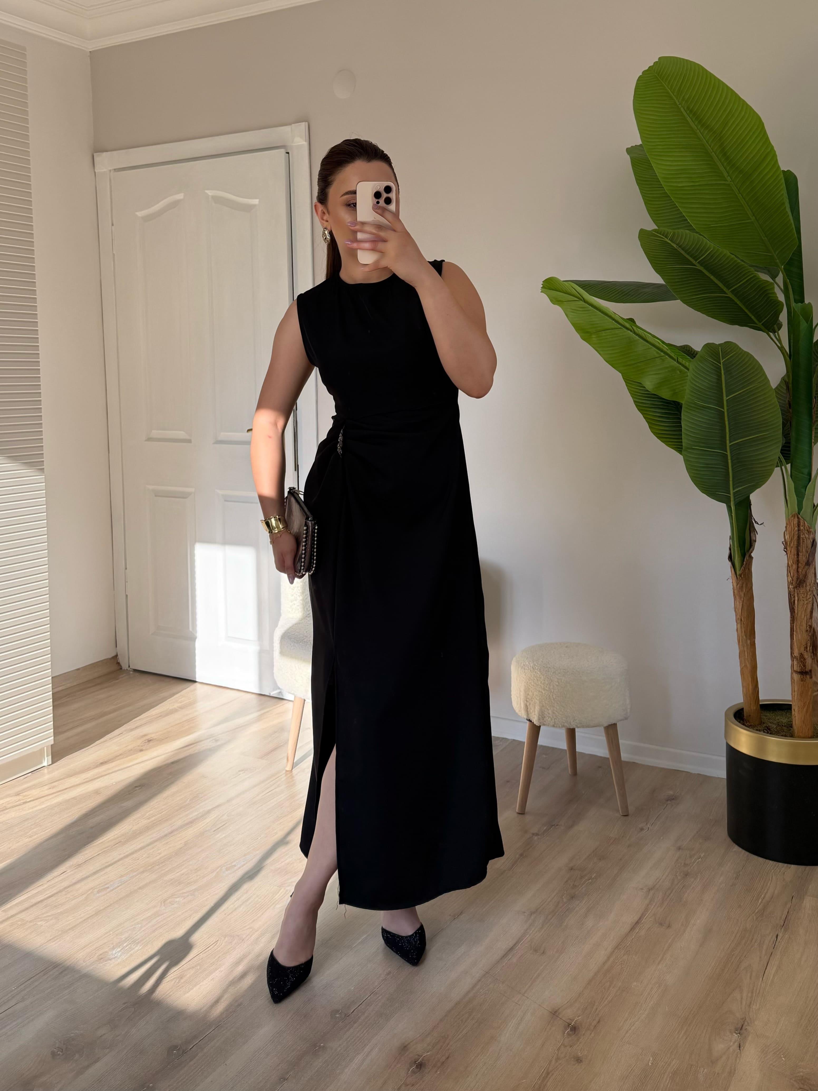 Siyah Broş Detaylı Yırtmaçlı Elbise