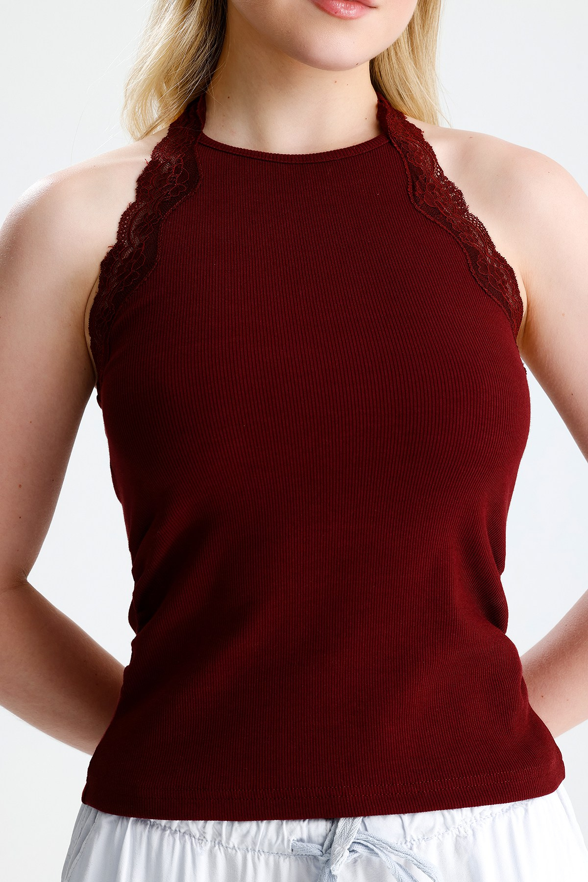 Dantelli Boğazdan Bağlamalı Atlet