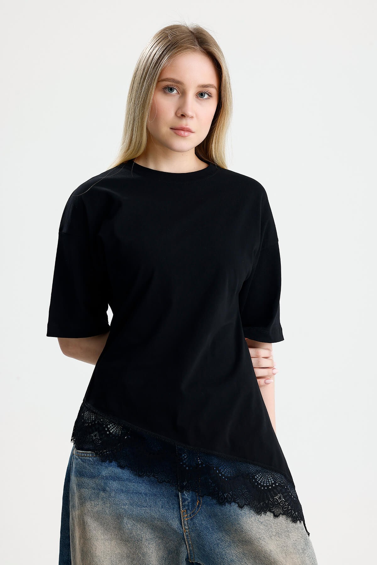Siyah Asimetrik Kesim Dantel Uçlu Tshirt
