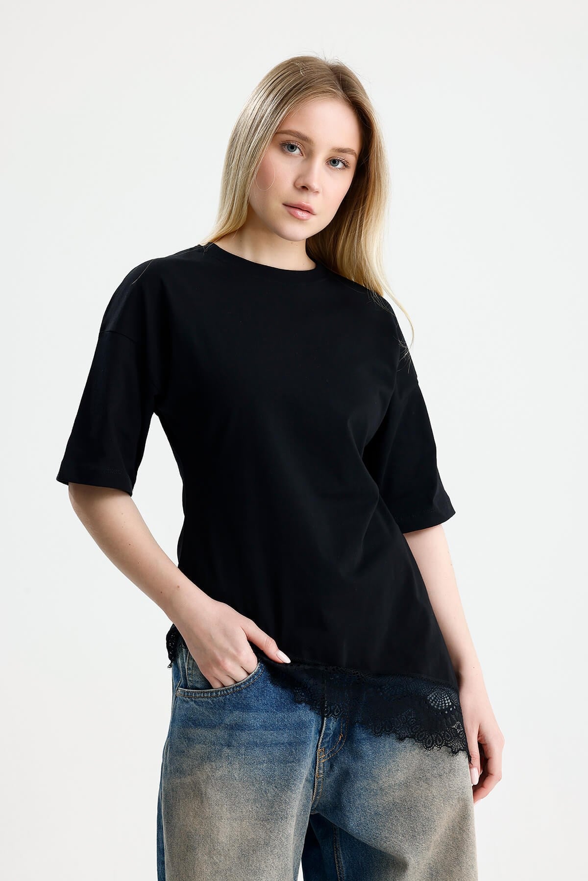 Siyah Asimetrik Kesim Dantel Uçlu Tshirt