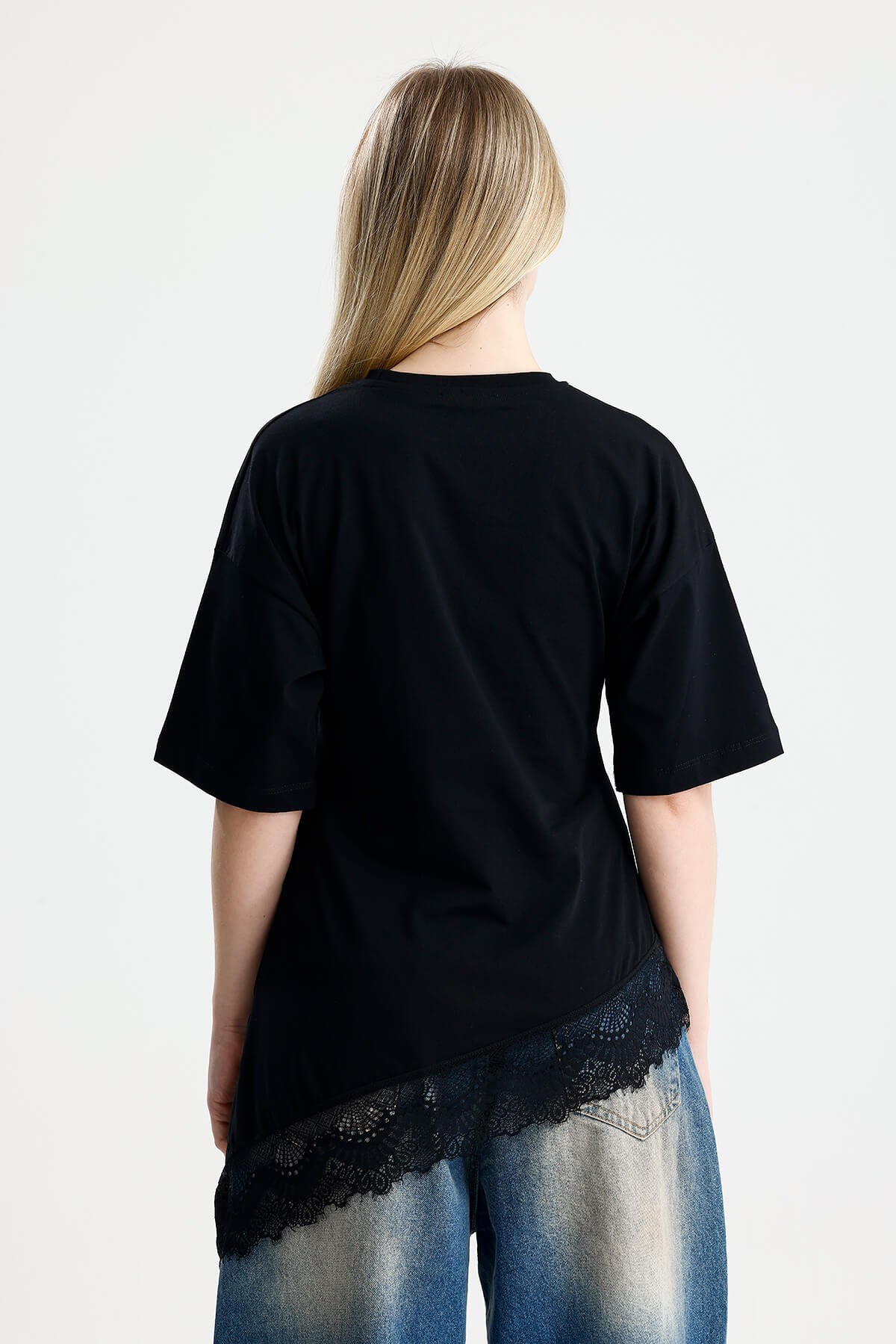 Siyah Asimetrik Kesim Dantel Uçlu Tshirt