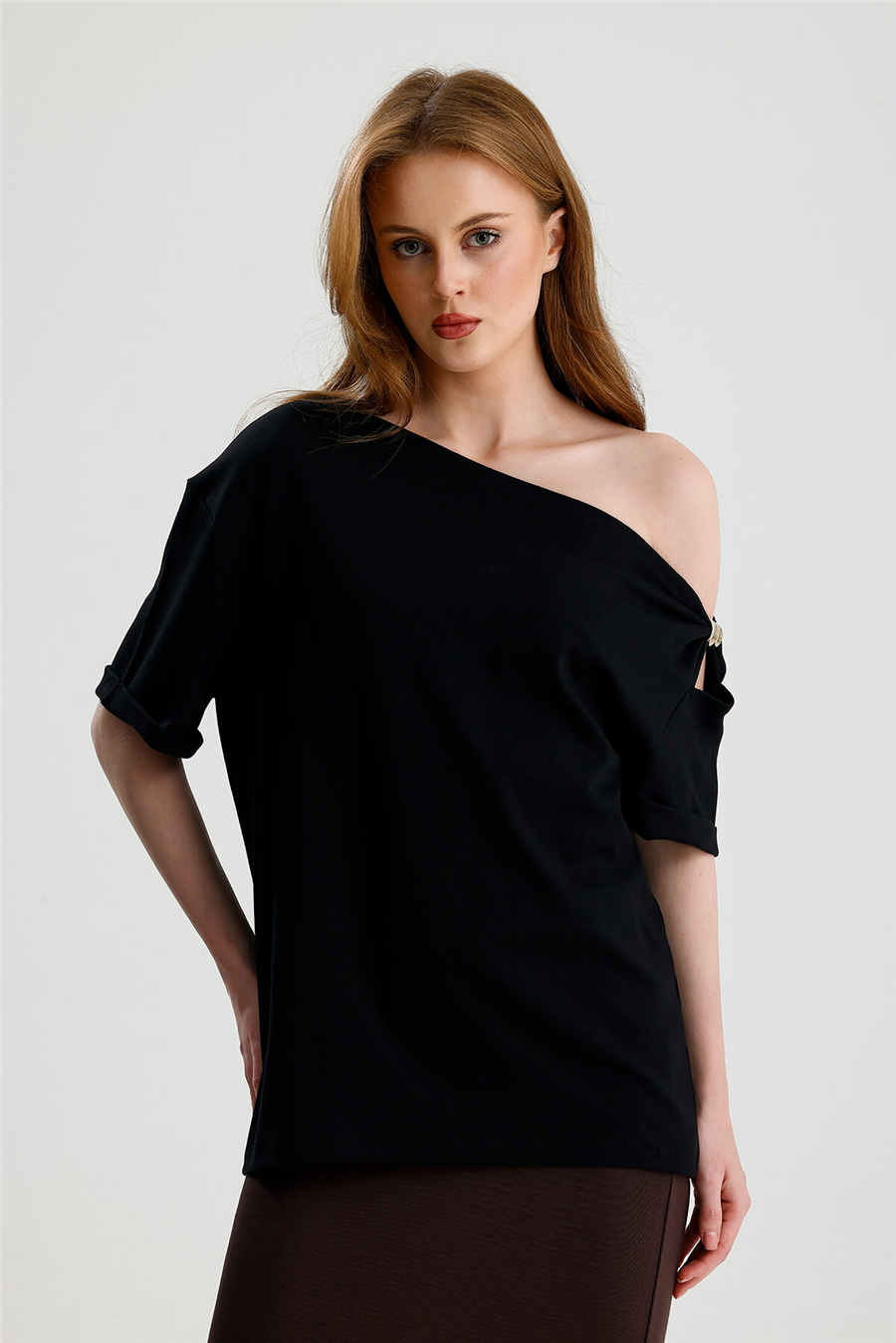 Siyah Tokalı Kayık Yaka Tshirt