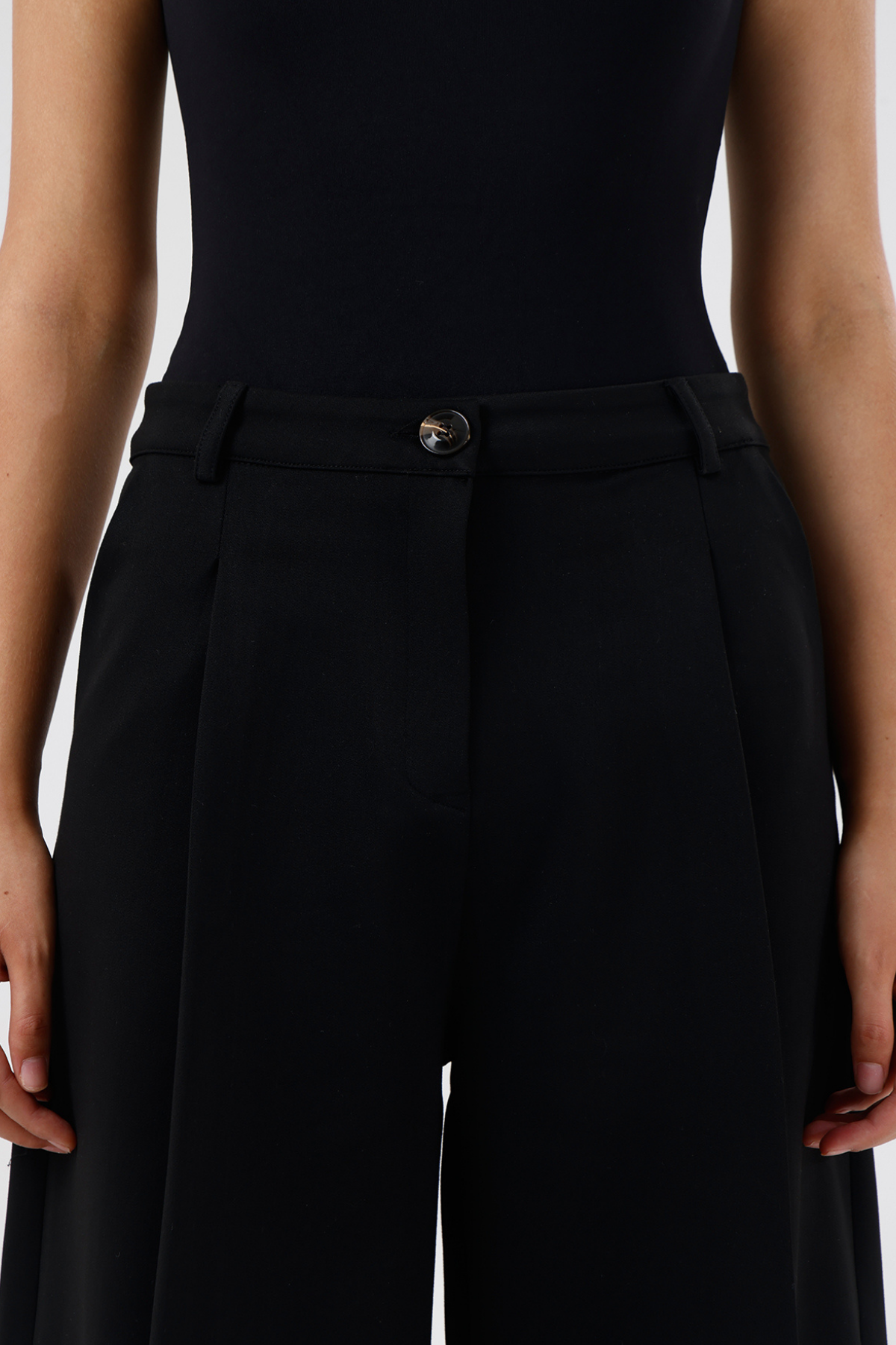 Capella Saten Gabardin Siyah Bermuda , Pantolon