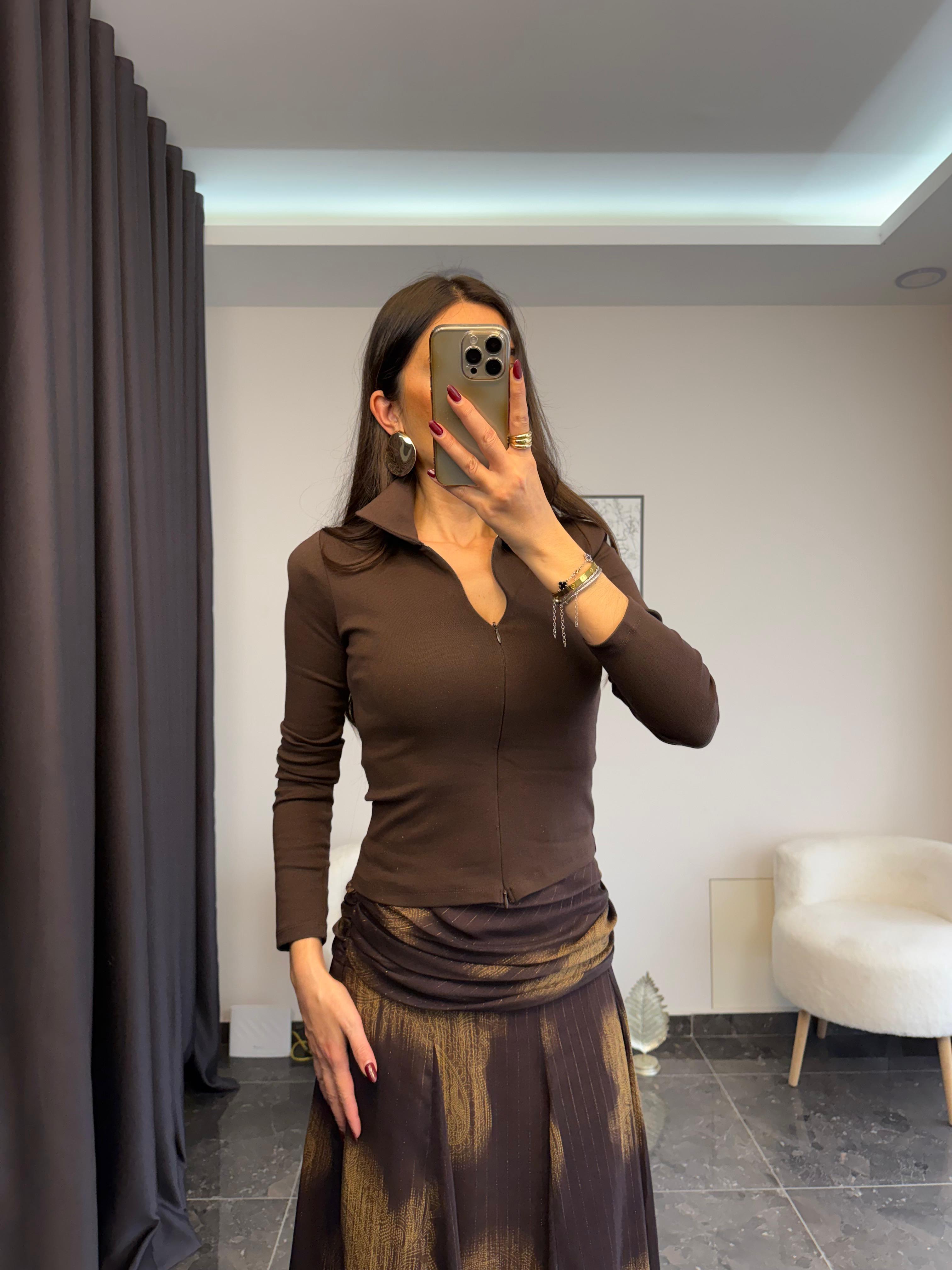 ÇİFT TARAFLI FERMUARLI YAKALI KAHVE BLUZ