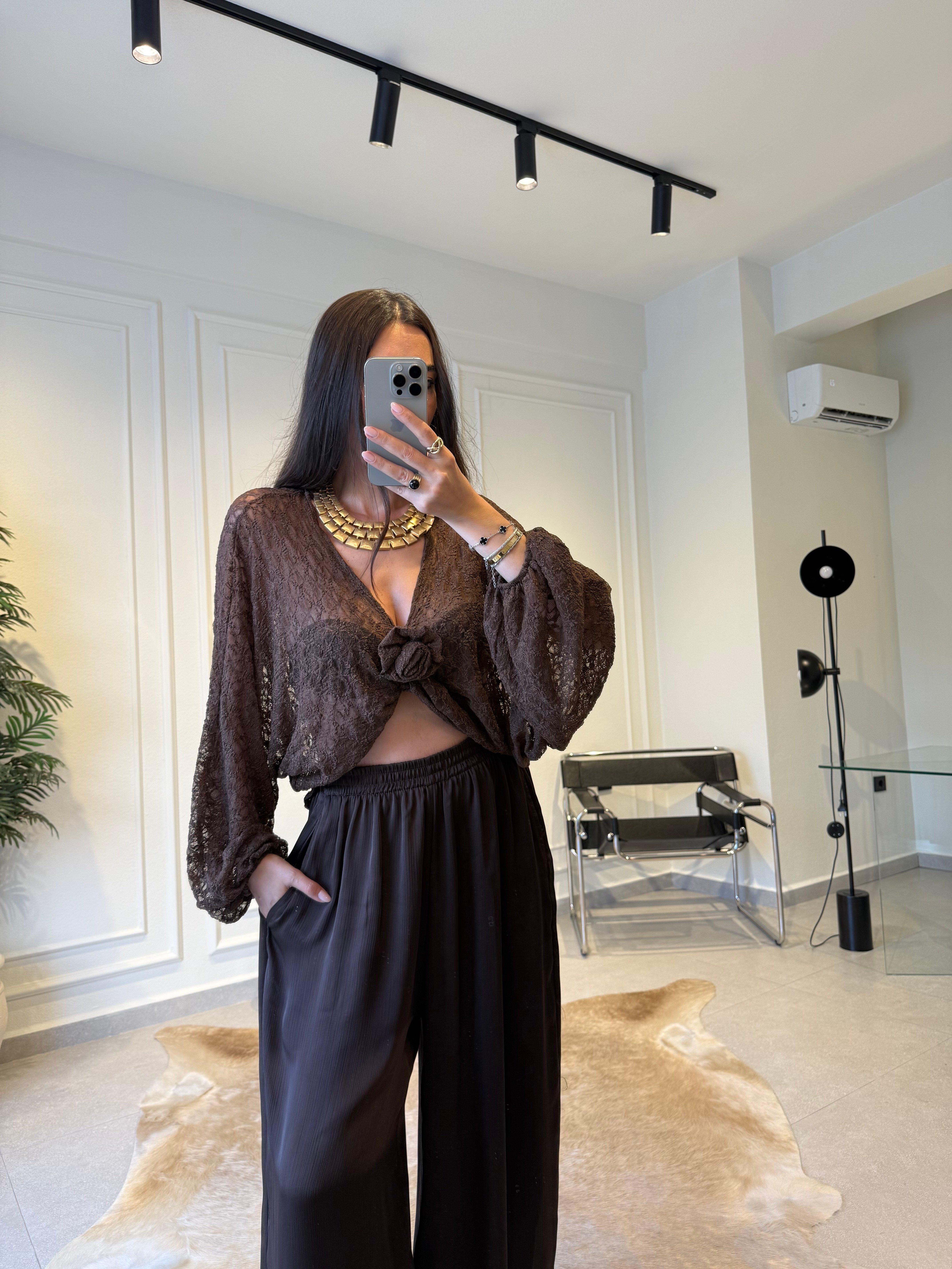 Kahve İthal Dantel Detaylı Broşlu Bluz