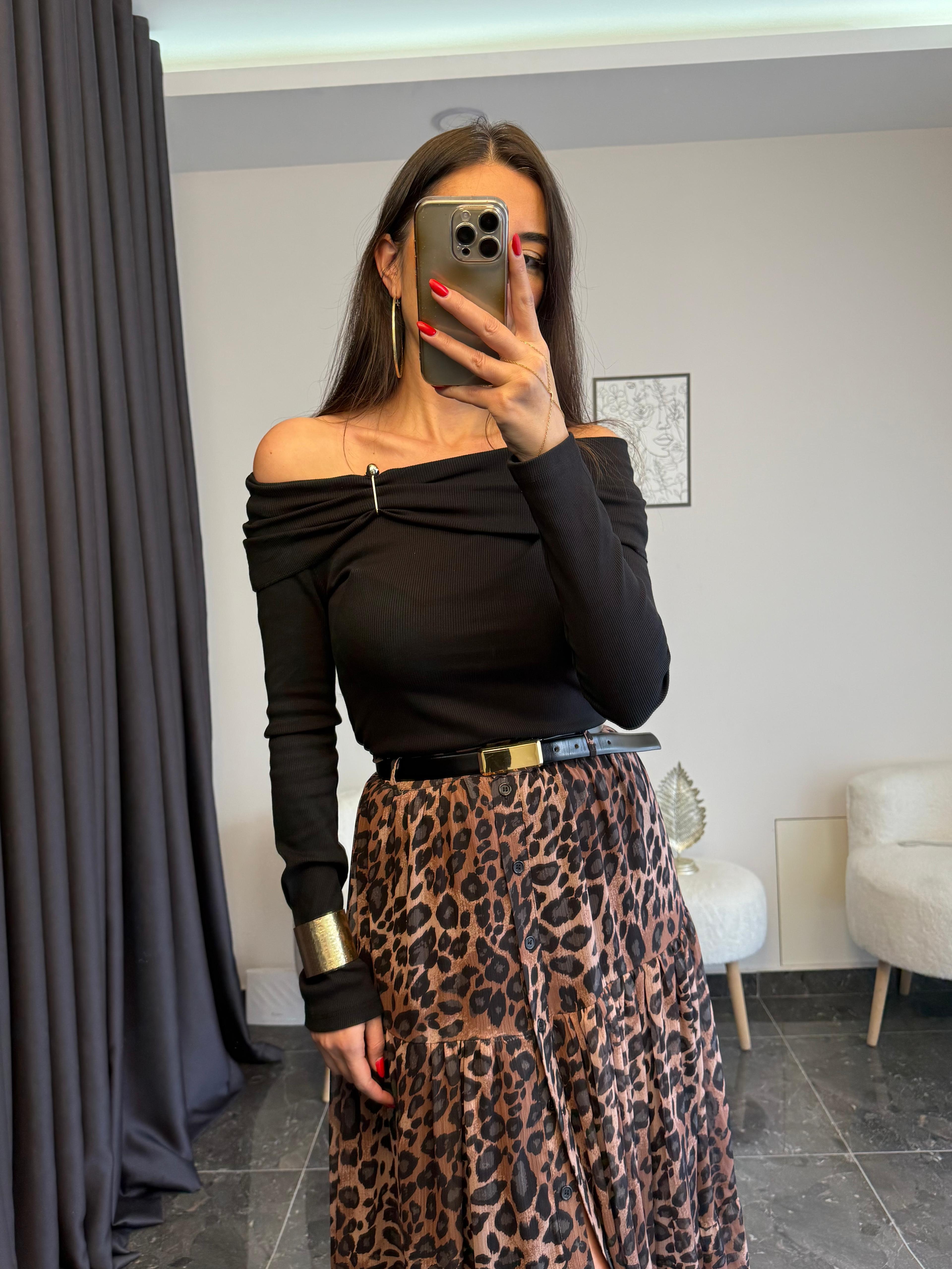 SİYAH BROŞ DETAYLI BLUZ