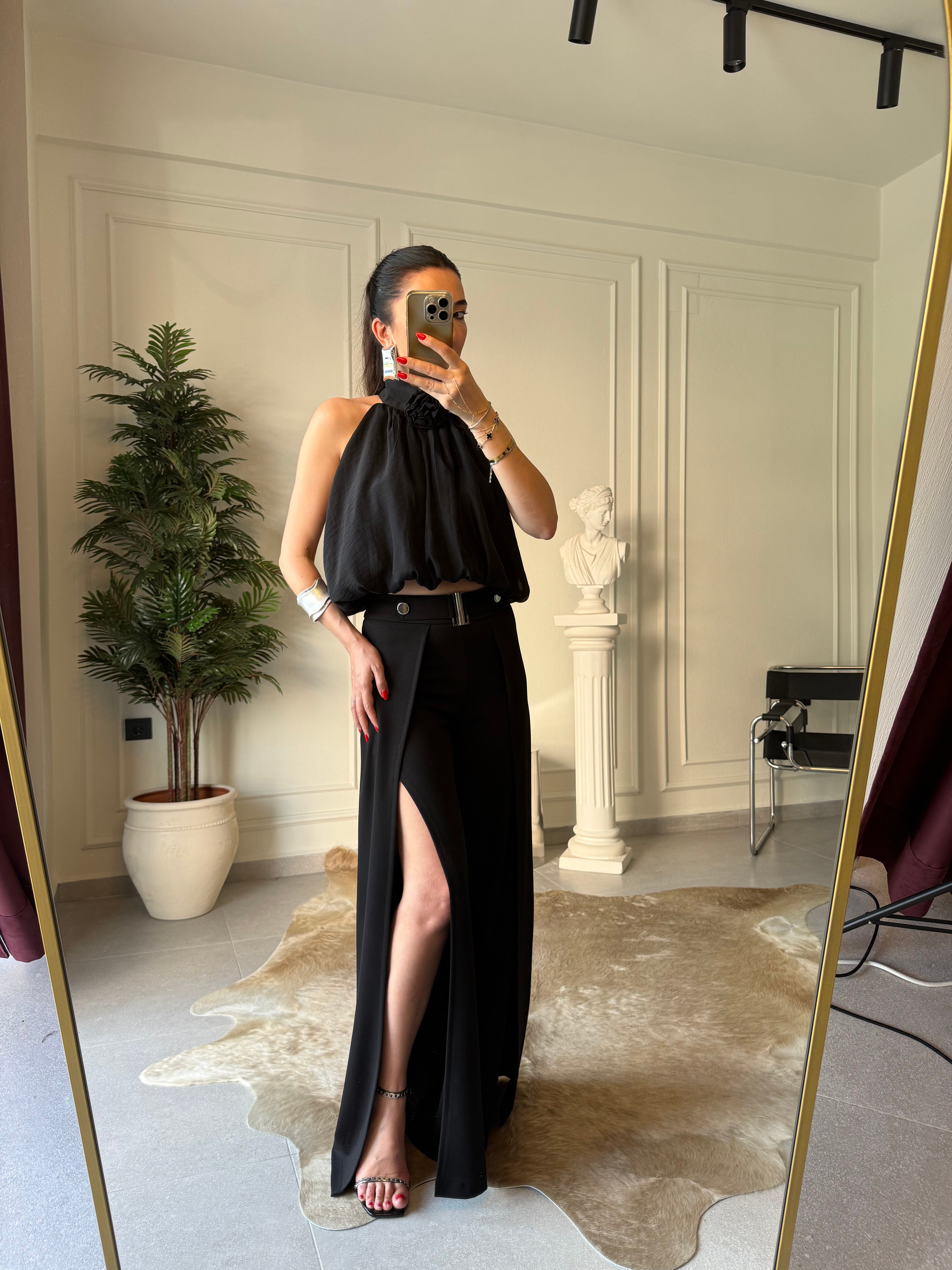 Siyah Gül Broşlu Halter Yaka Bluz 