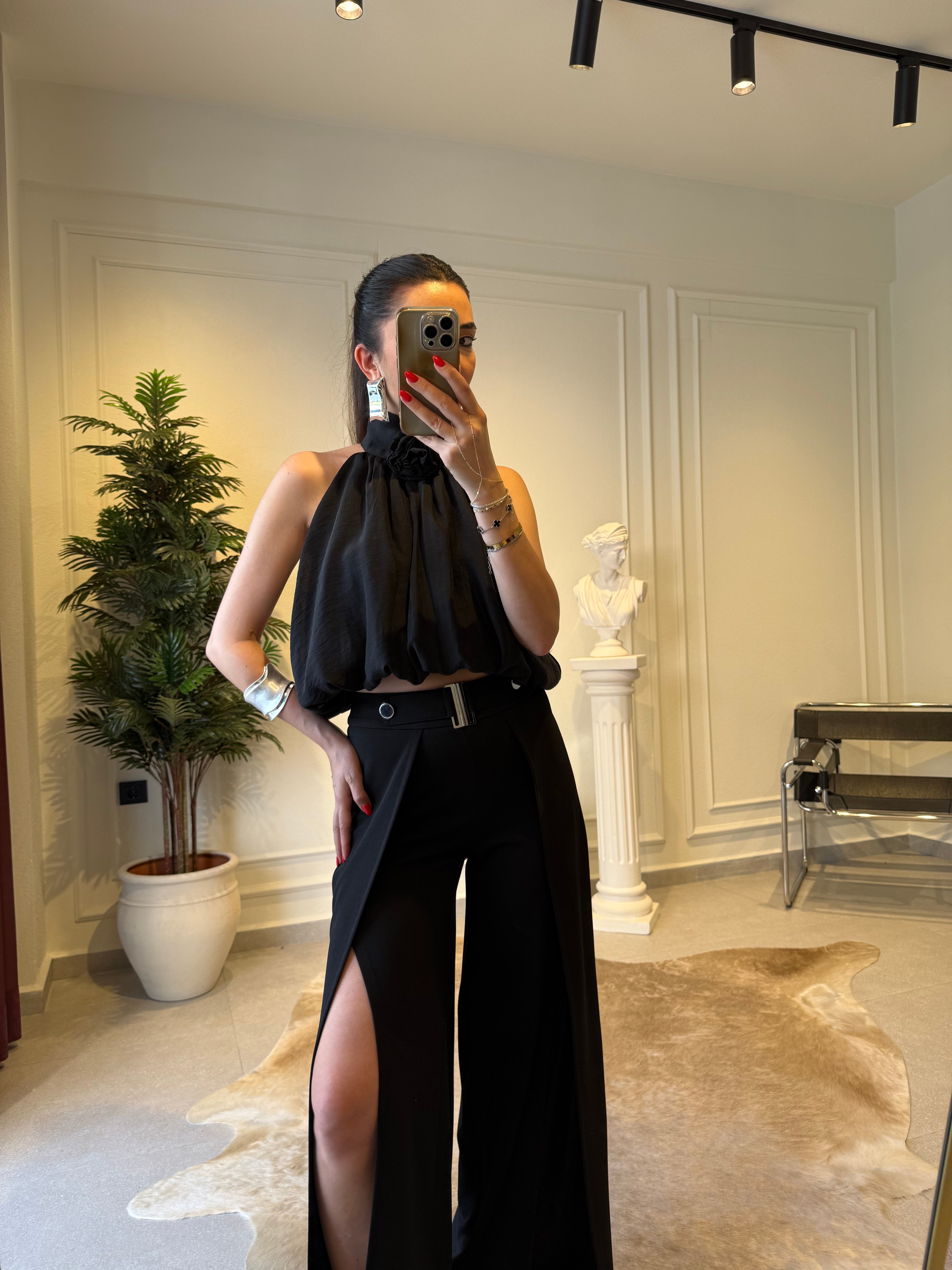 Siyah Gül Broşlu Halter Yaka Bluz 