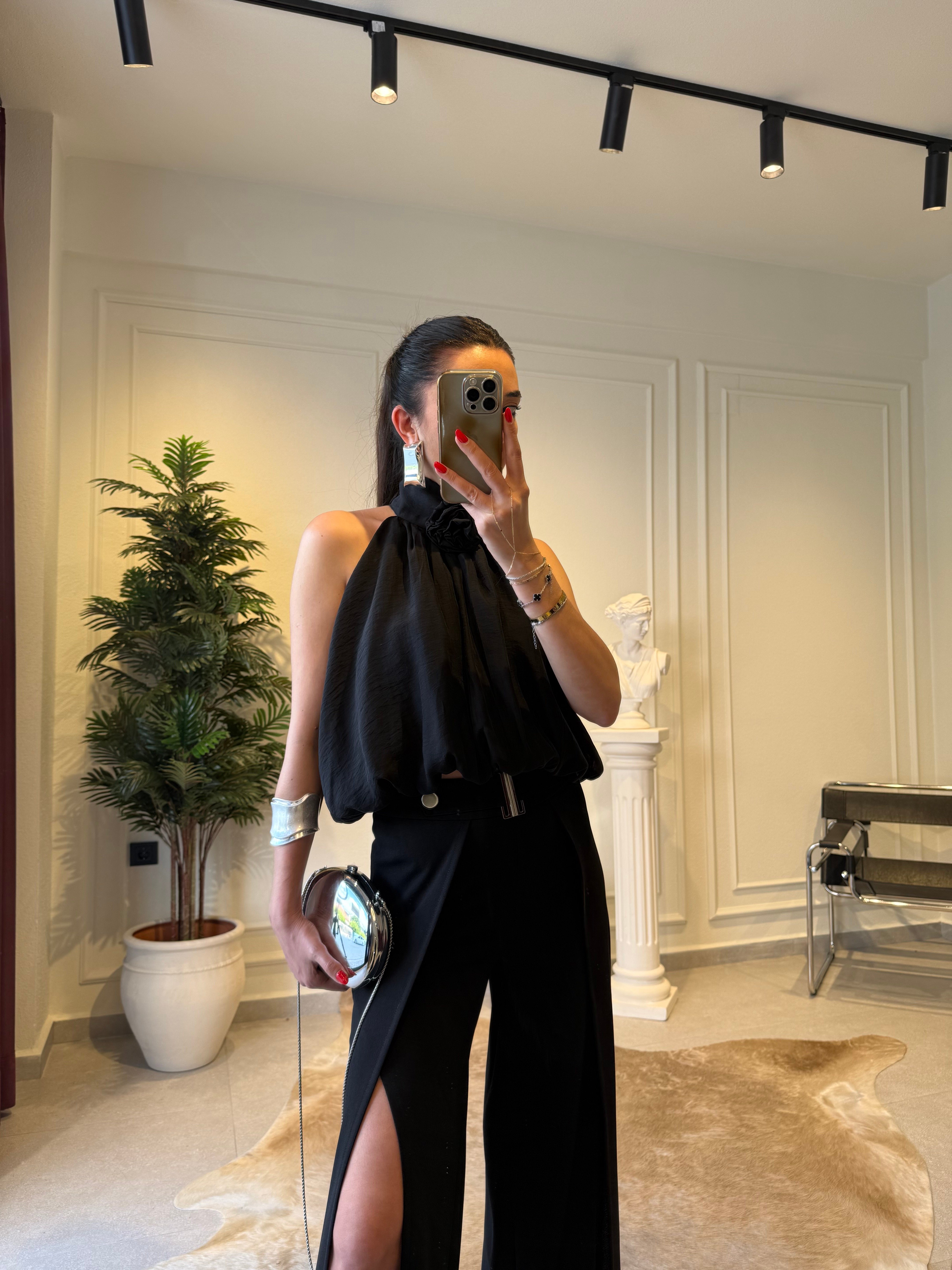 Siyah Gül Broşlu Halter Yaka Bluz 