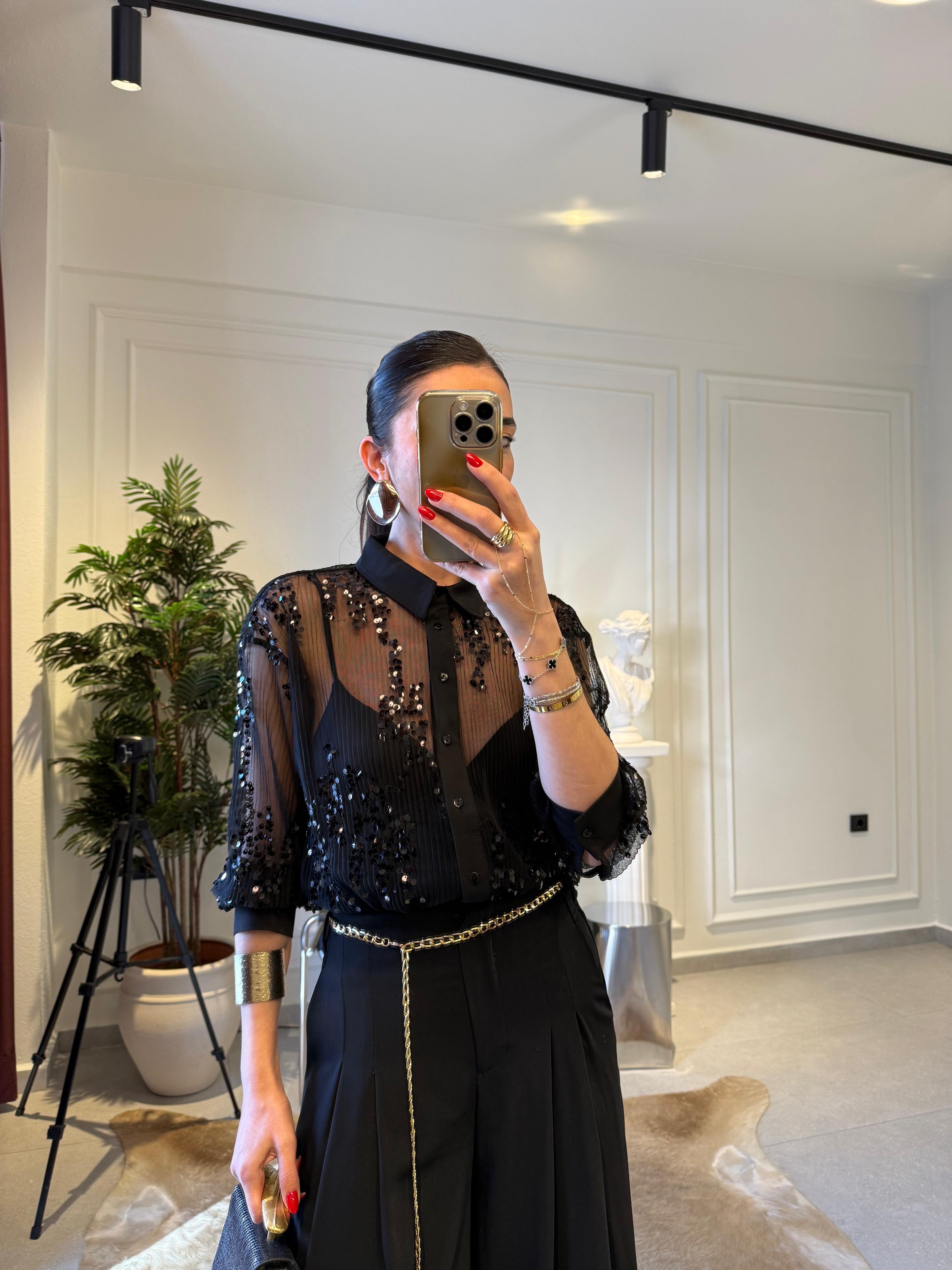 Siyah Pullu Garnilli Gömlek 