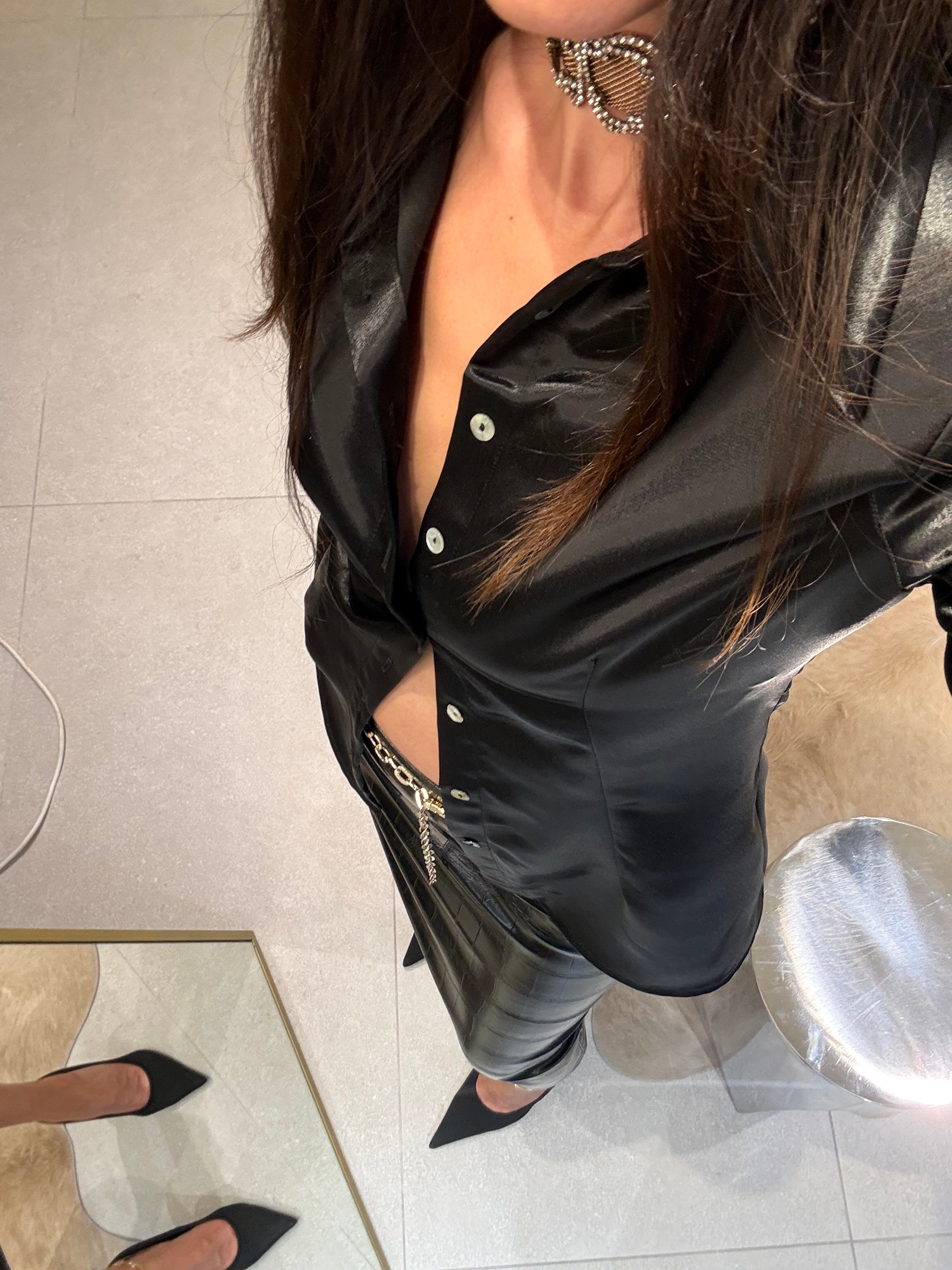 Siyah Vatkalı Fit Saten Gömlek