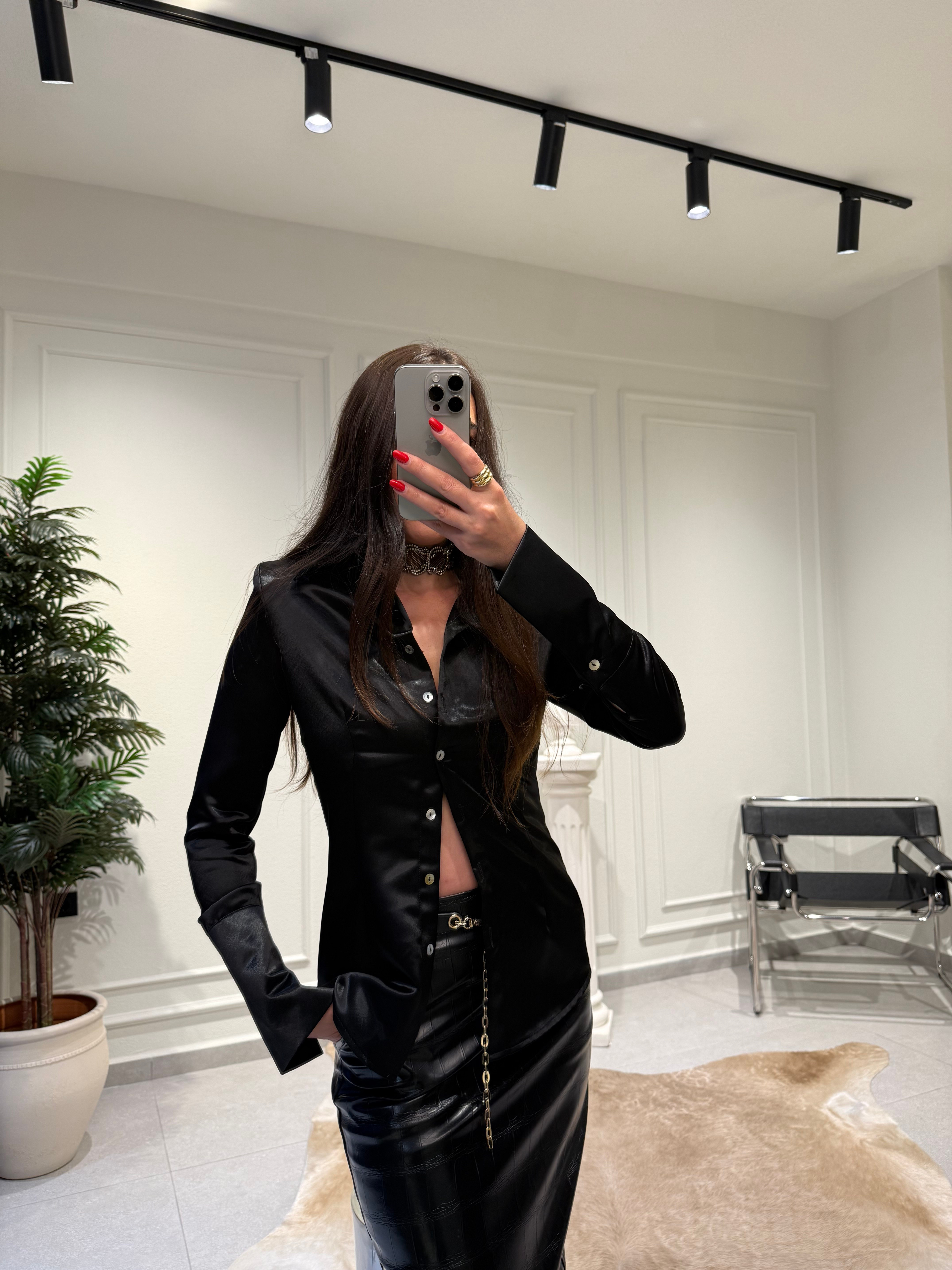 Siyah Vatkalı Fit Saten Gömlek
