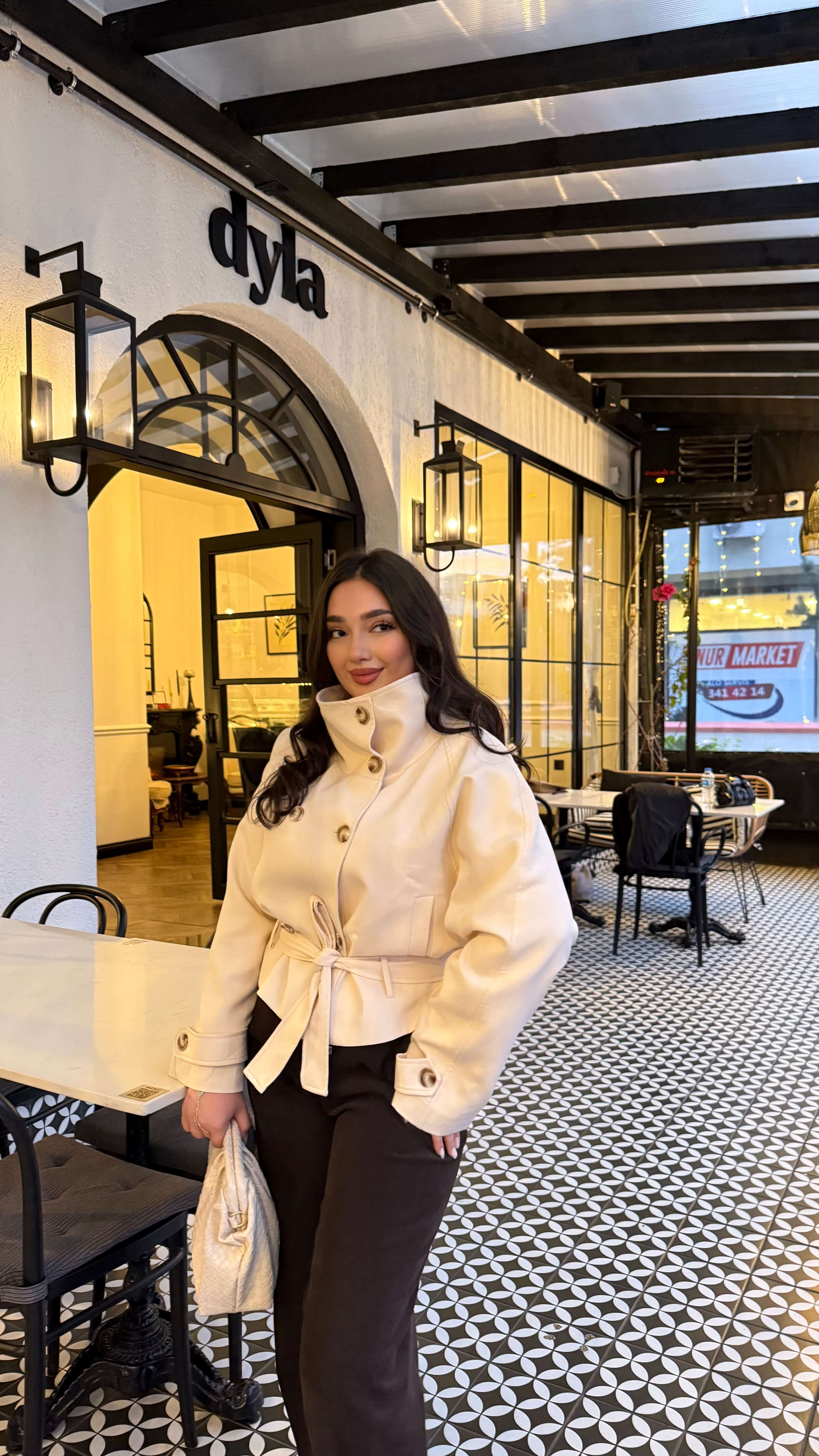 DİK YAKA KUŞAKLI TRENÇKOT
