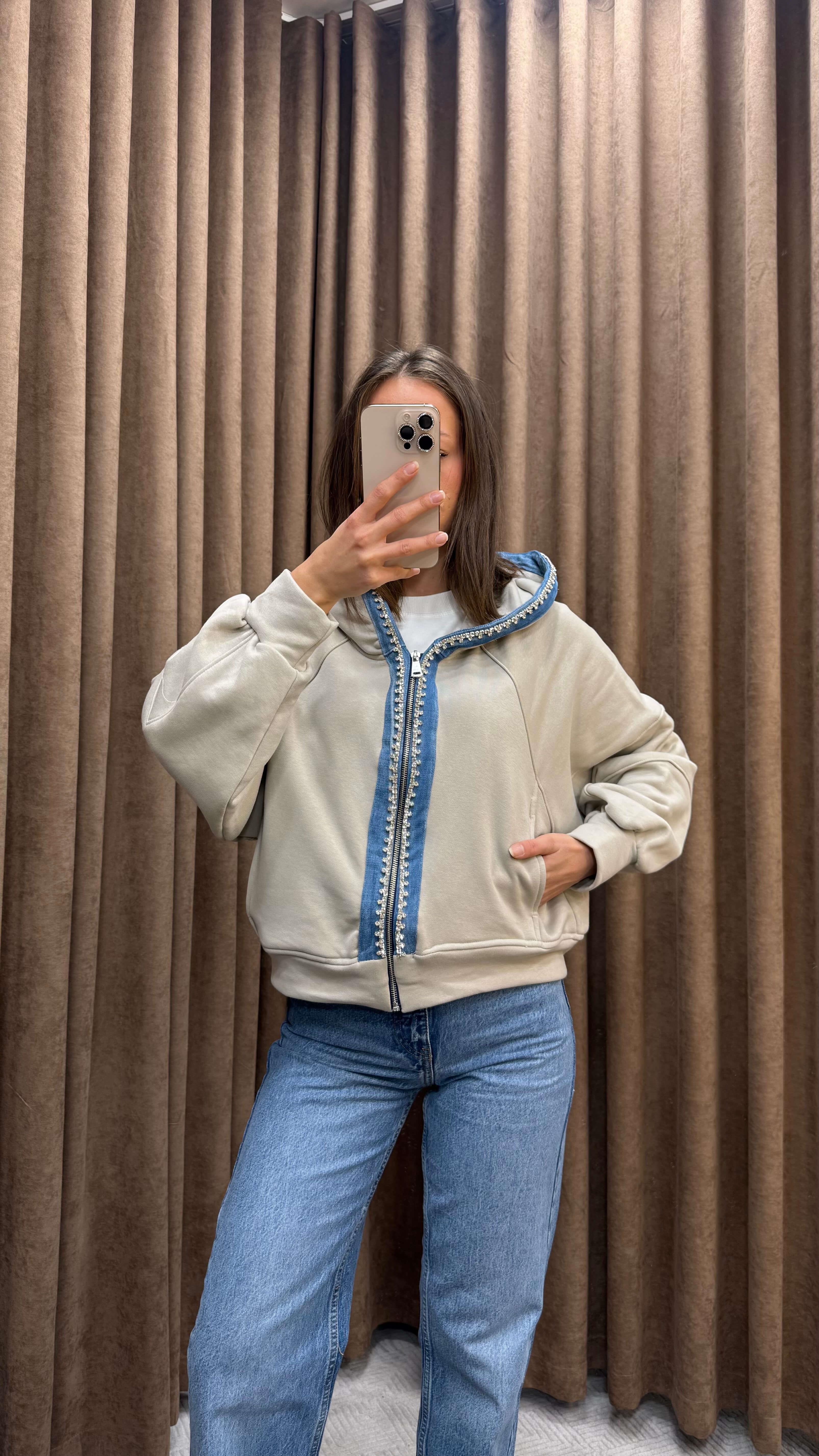 TAŞ DETAYLI FERMUARLI TASARIM SWEATSHİRT-KREM