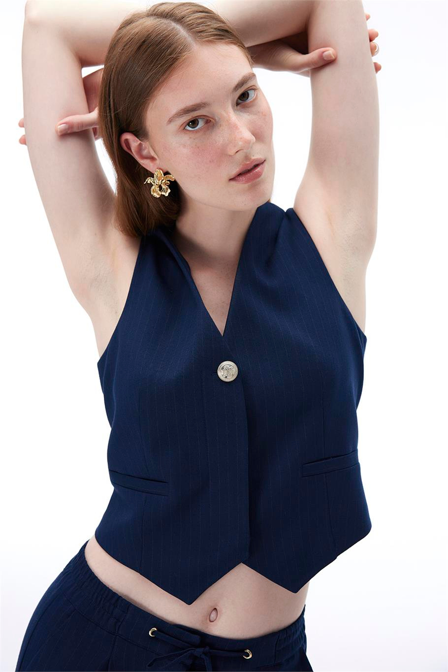 Actors Regular Fit Çizgili Desenli Kısa Boy Sıfır Kol V-Yaka Lacivert Renk Kadın Yelek