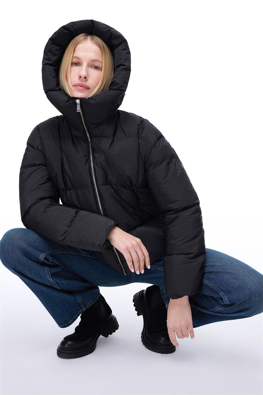 Awans Rahat Kalıp Kısa Boy Düşük Kollu Kapüşonlu Siyah Mont