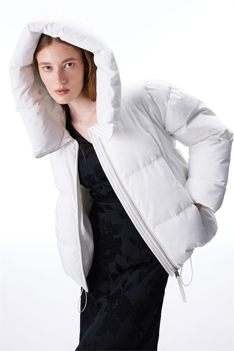 Awans Rahat Kalıp Kısa Boy Düşük Kollu Kapüşonlu Beyaz Mont