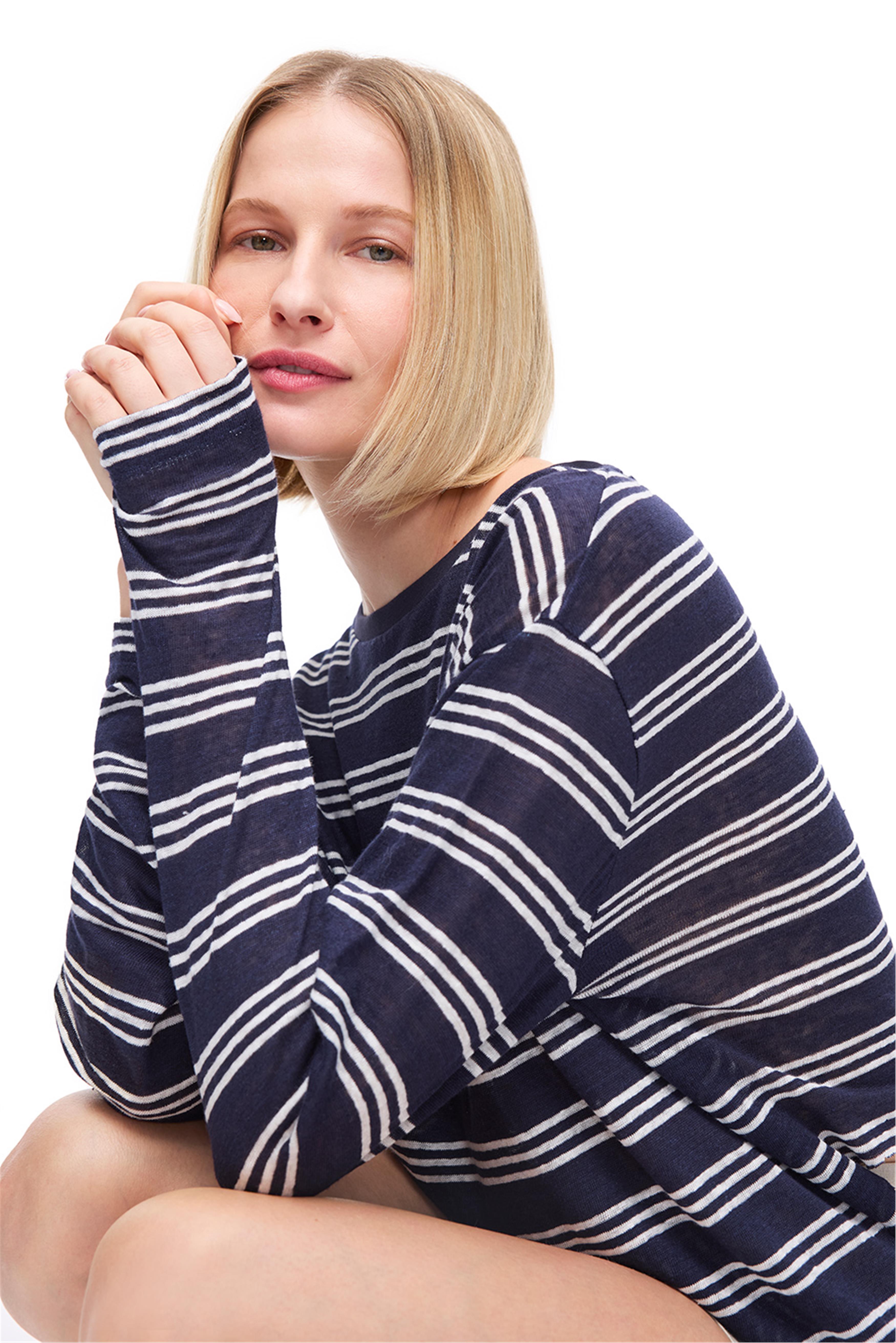 Beyaz Lacivert Bisiklet Yaka Uzun Kollu Tişört