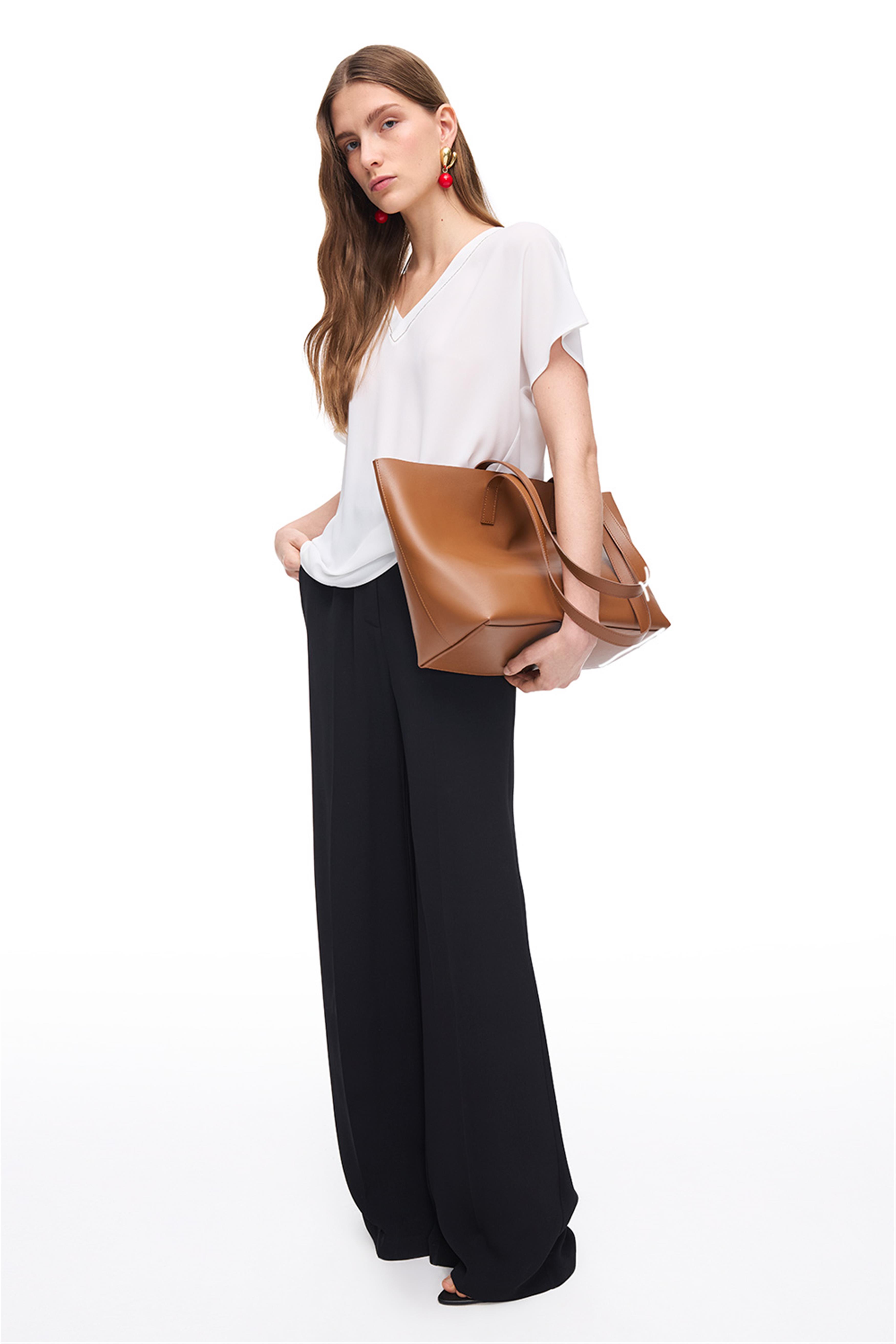 Beyaz V Yaka Rahat Kalıp Bluz