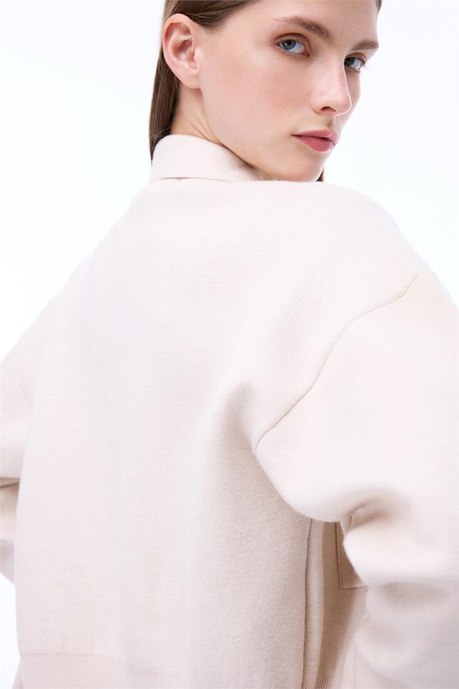 Ekru Triko Rahat Kalıp Gömlek Yaka Triko Hırka