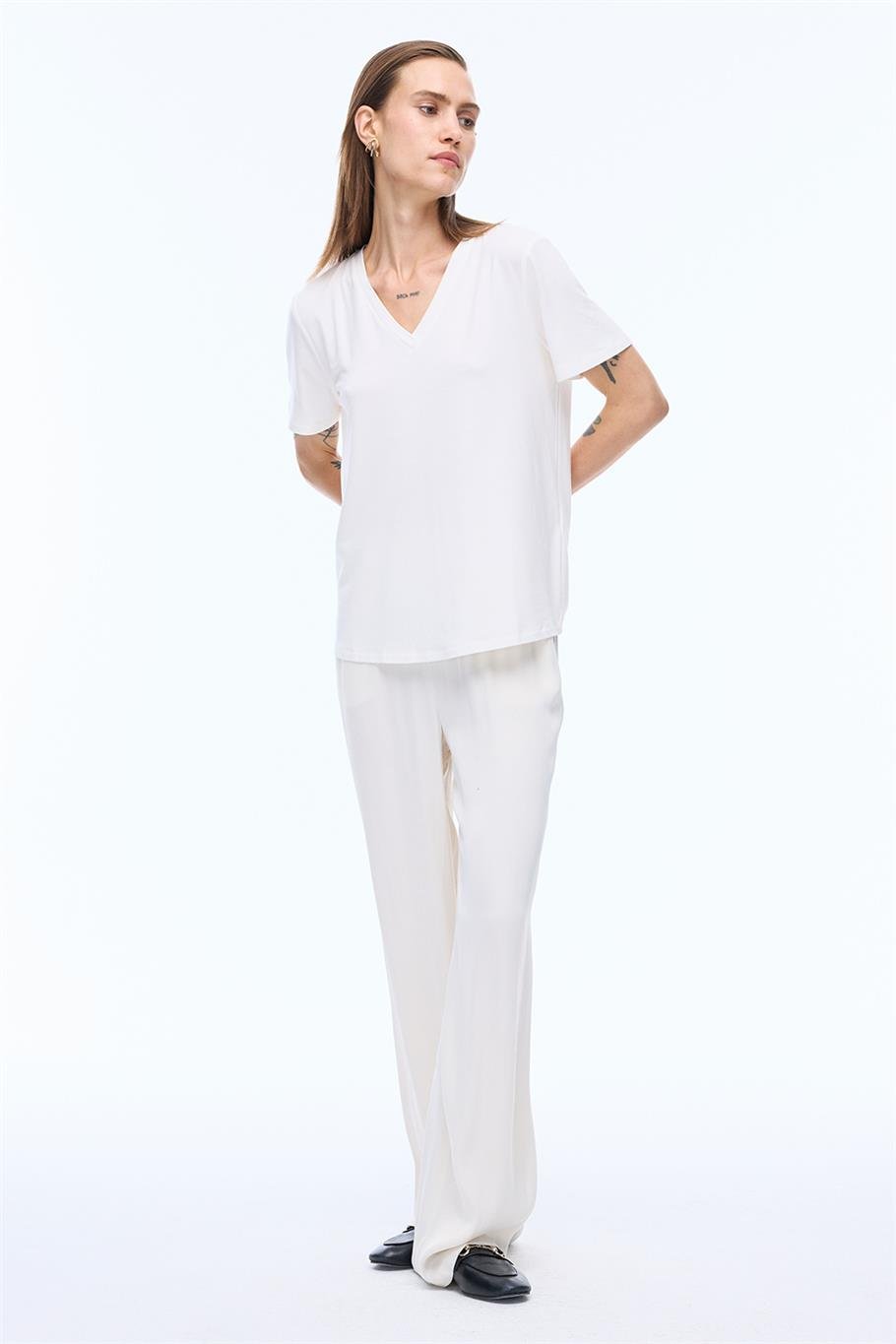 Leon Regular Fit Standart Boy Kısa Kol V-Yaka Ekru Renk Kadın Tişört