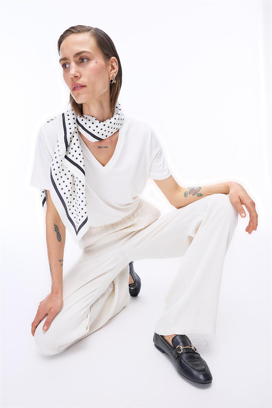 Leon Regular Fit Standart Boy Kısa Kol V-Yaka Ekru Renk Kadın Tişört