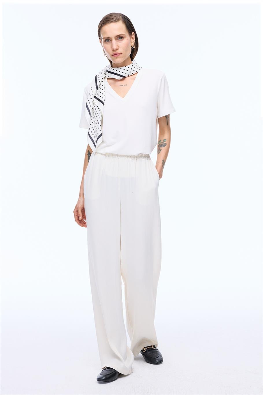 Leon Regular Fit Standart Boy Kısa Kol V-Yaka Ekru Renk Kadın Tişört