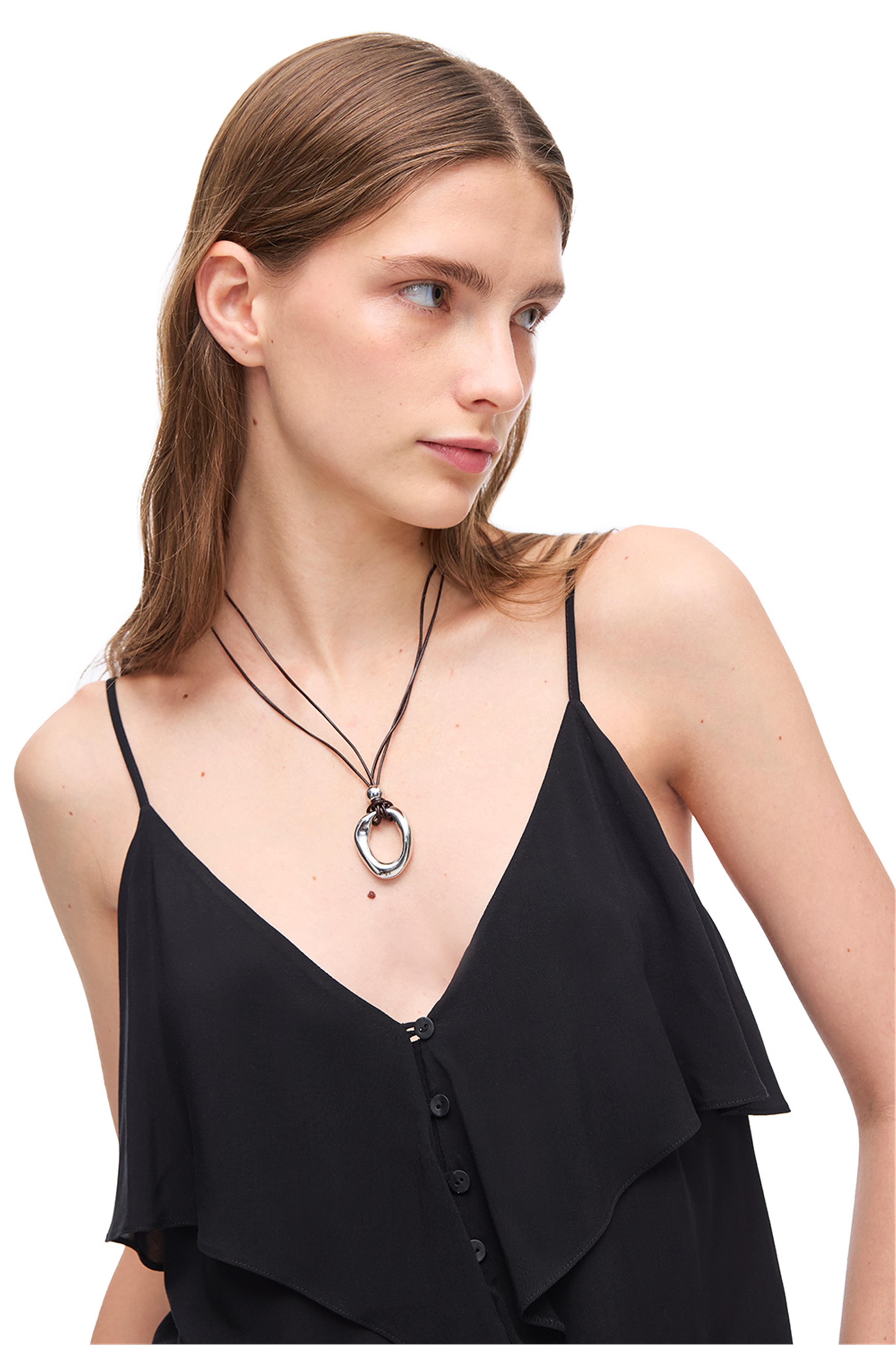 Siyah Askılı V-Yaka Viskon Bluz