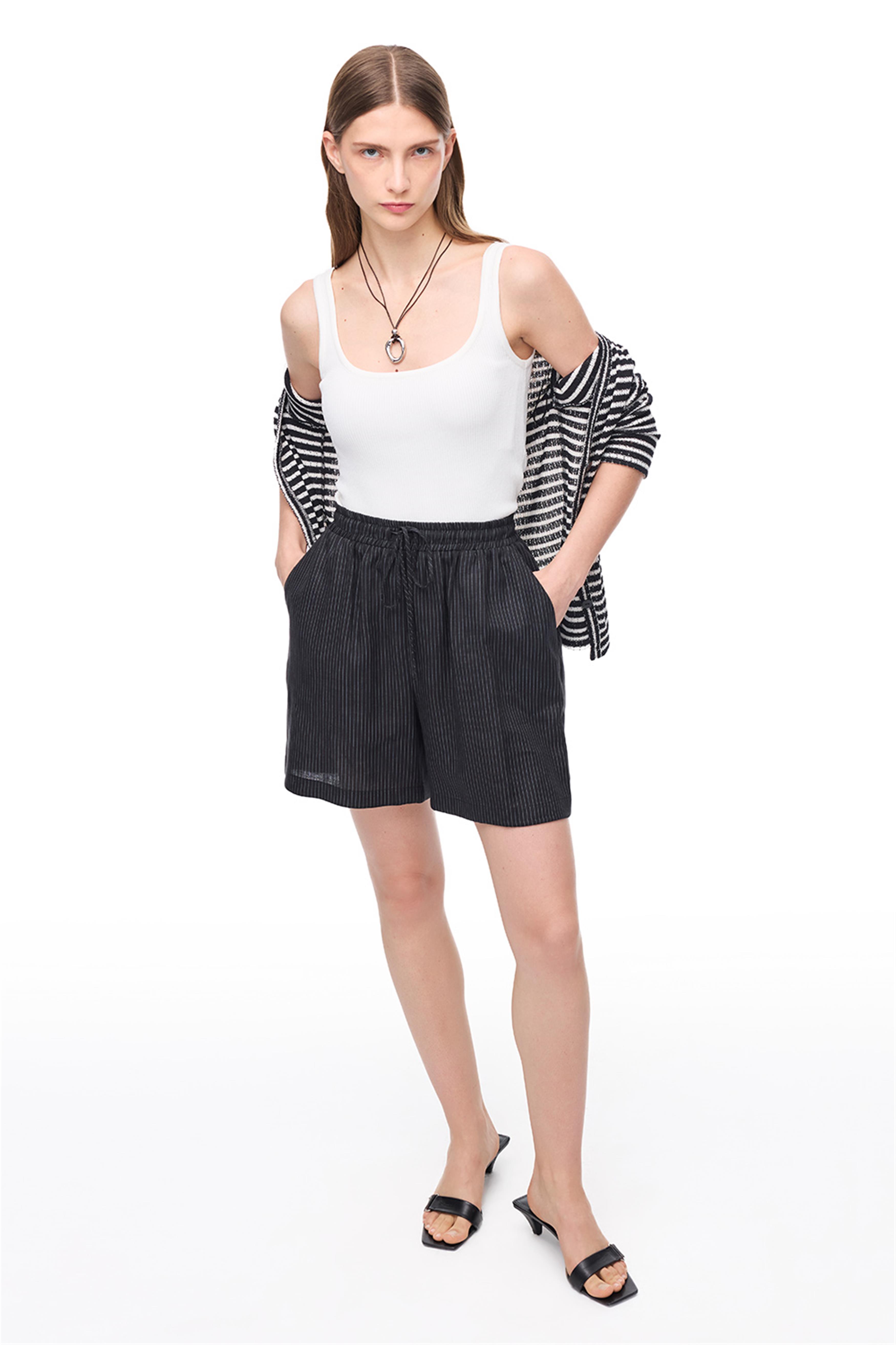 Siyah Beyaz Çizgi Detaylı Hırka