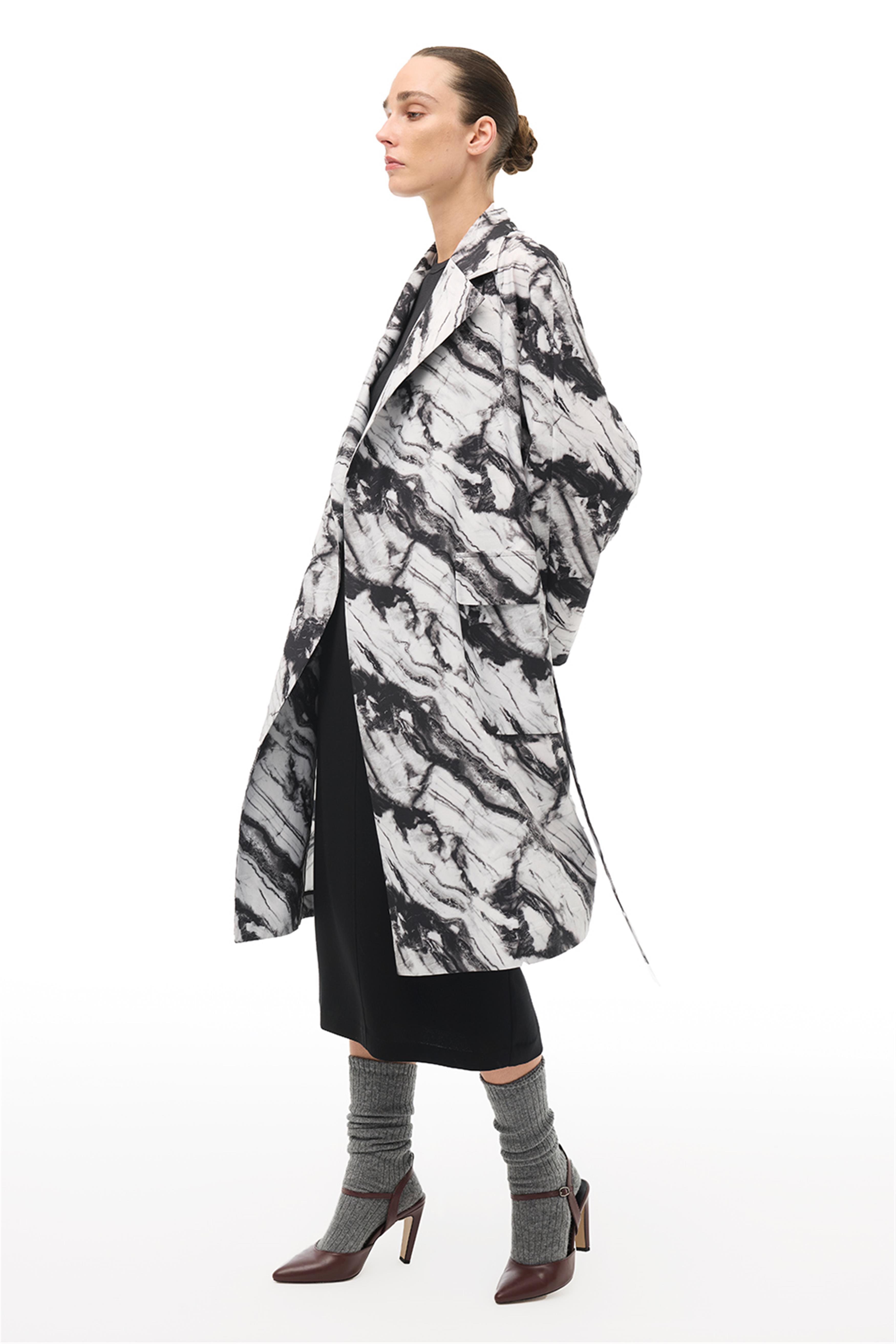 Siyah Beyaz Kalsik Yaka Trençkot