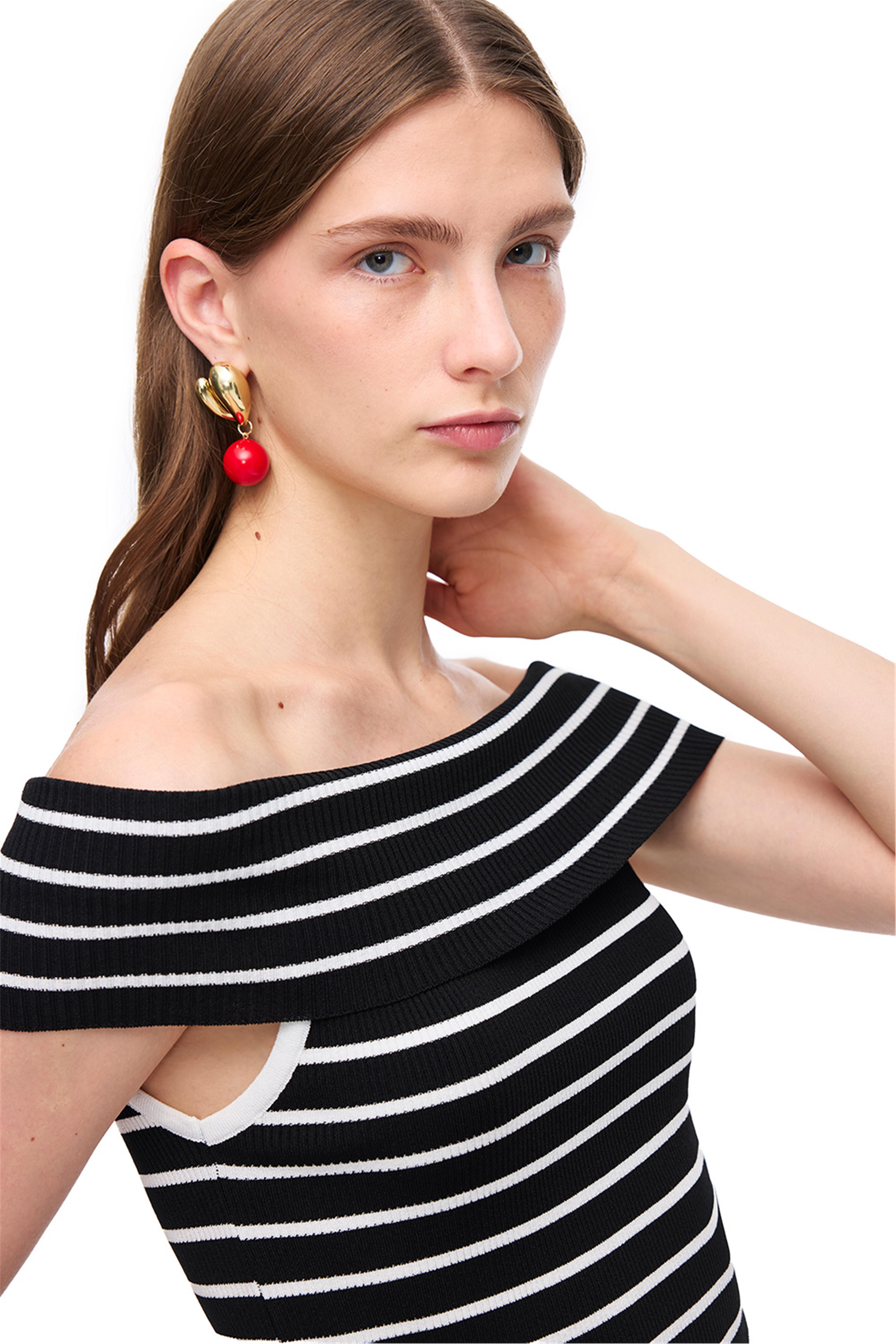 Siyah Beyaz Omuzları Açık Çizgili Triko