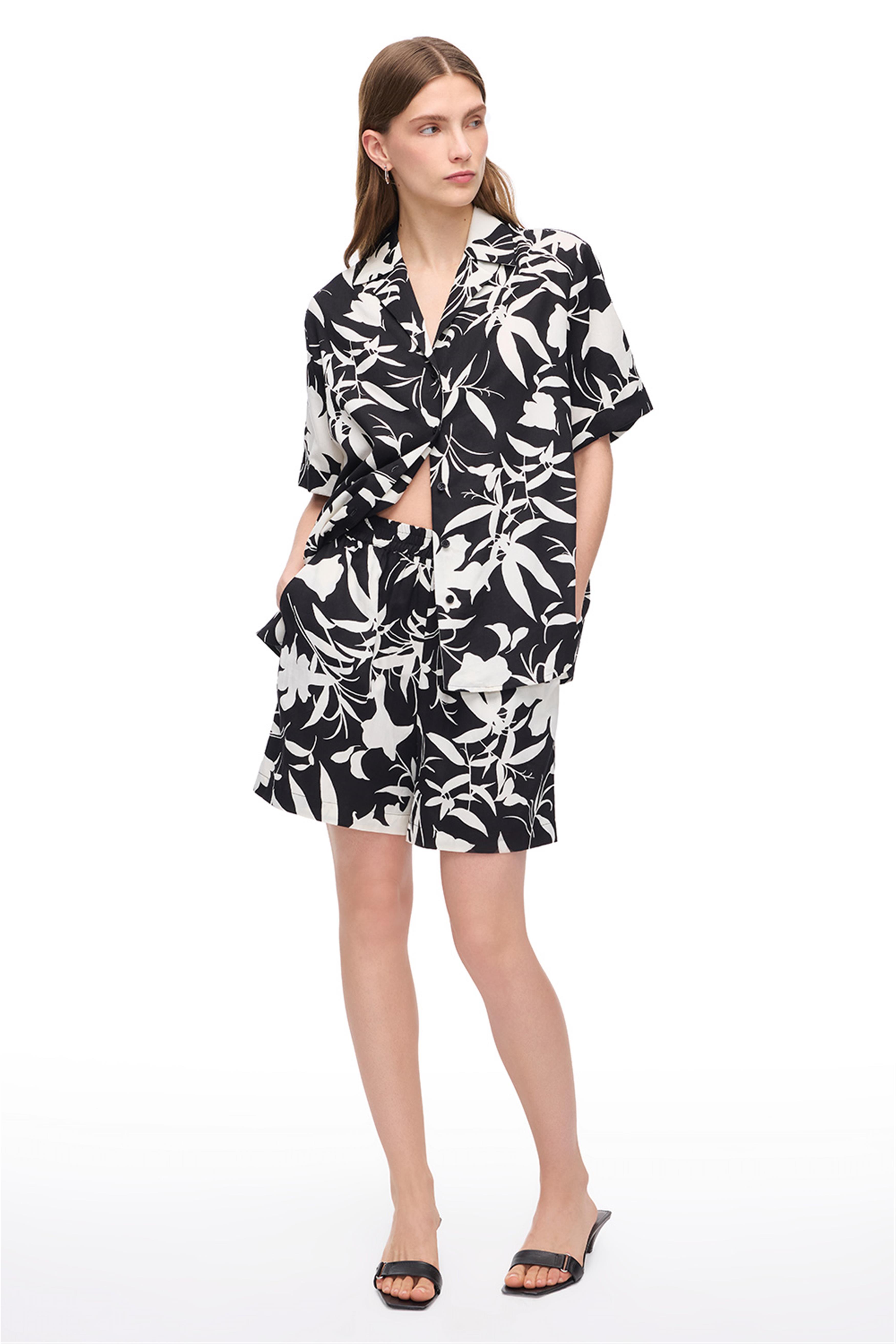 Siyah Beyaz Resort Rahat Kalıp Kısa Kol Gömlek