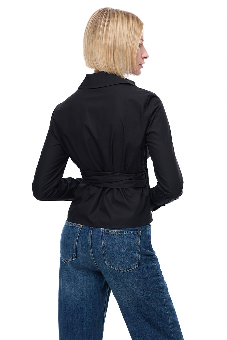 Siyah Klasik Yaka Gömlek