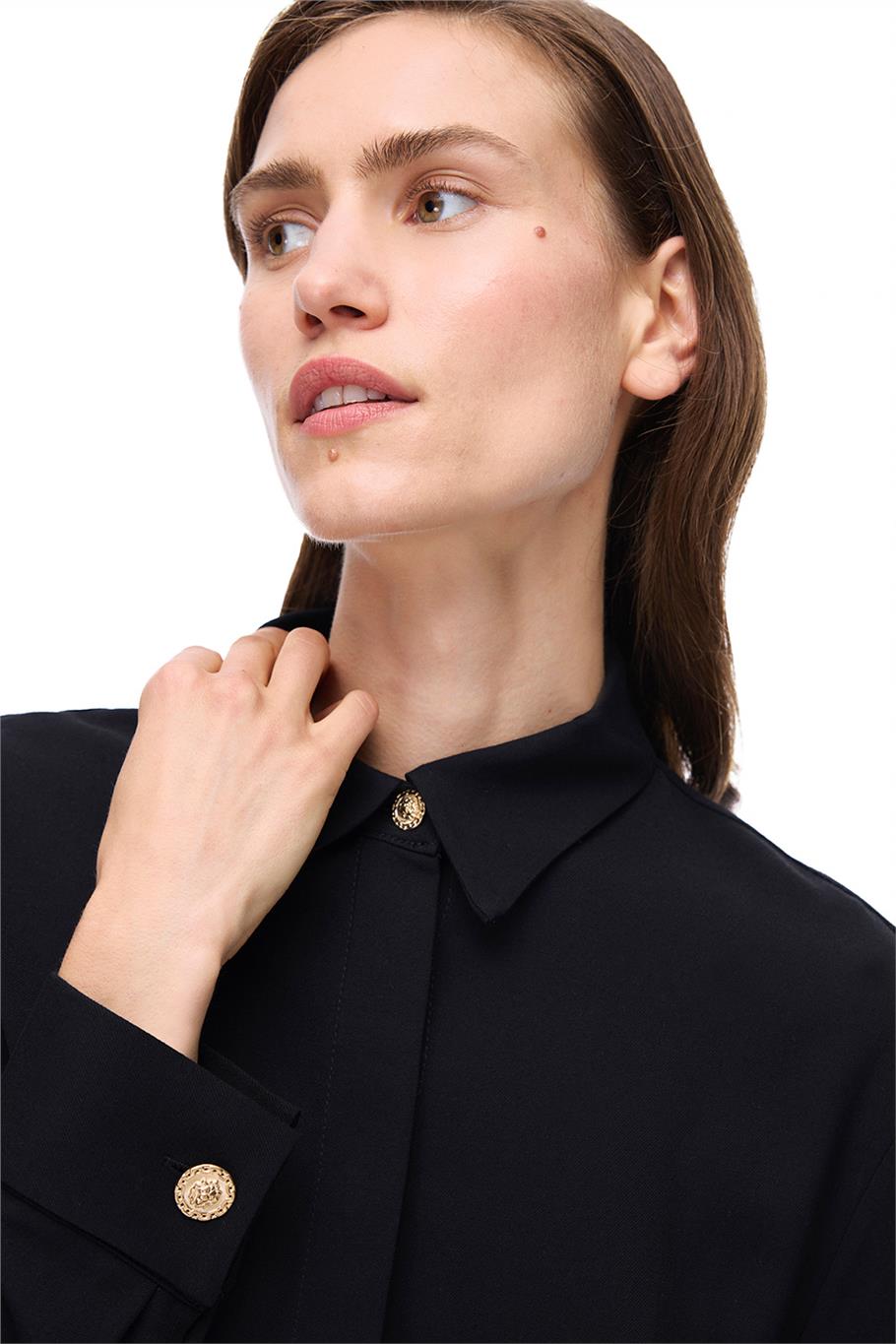 Siyah Klasik Yaka Gömlek