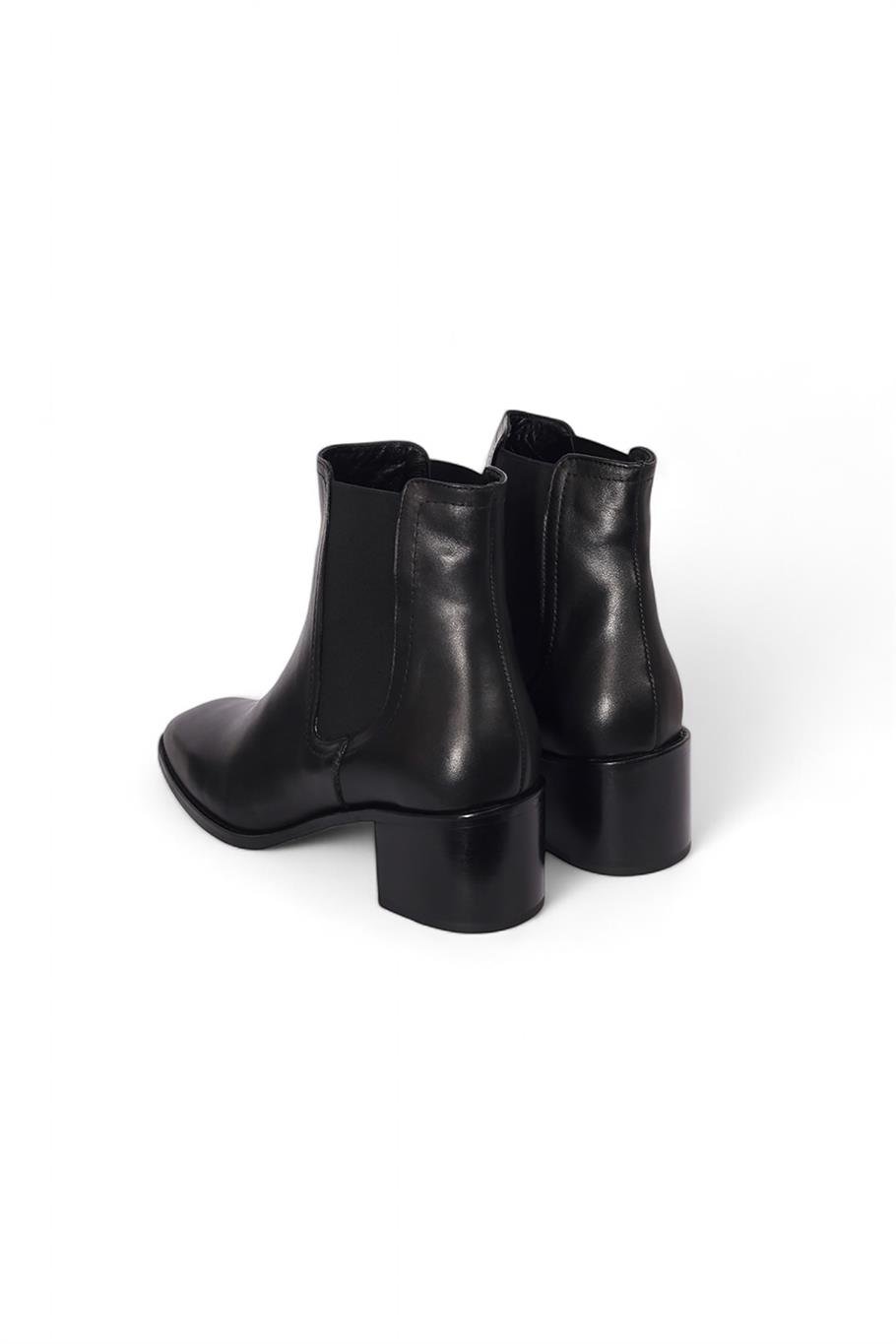 Siyah Topuklu Bilekte Bot