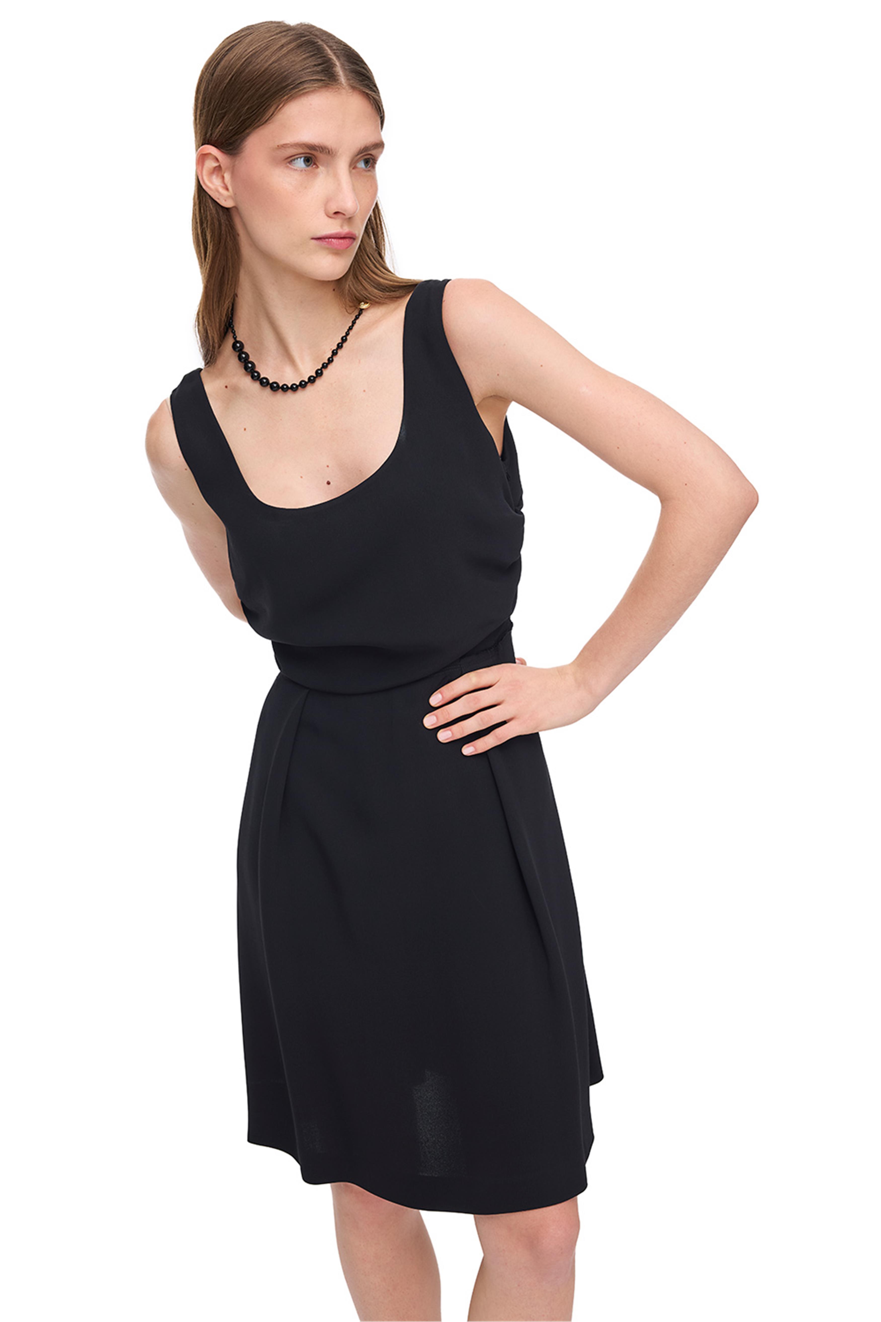 Siyah U Yaka Akıcı Formlu Elbise