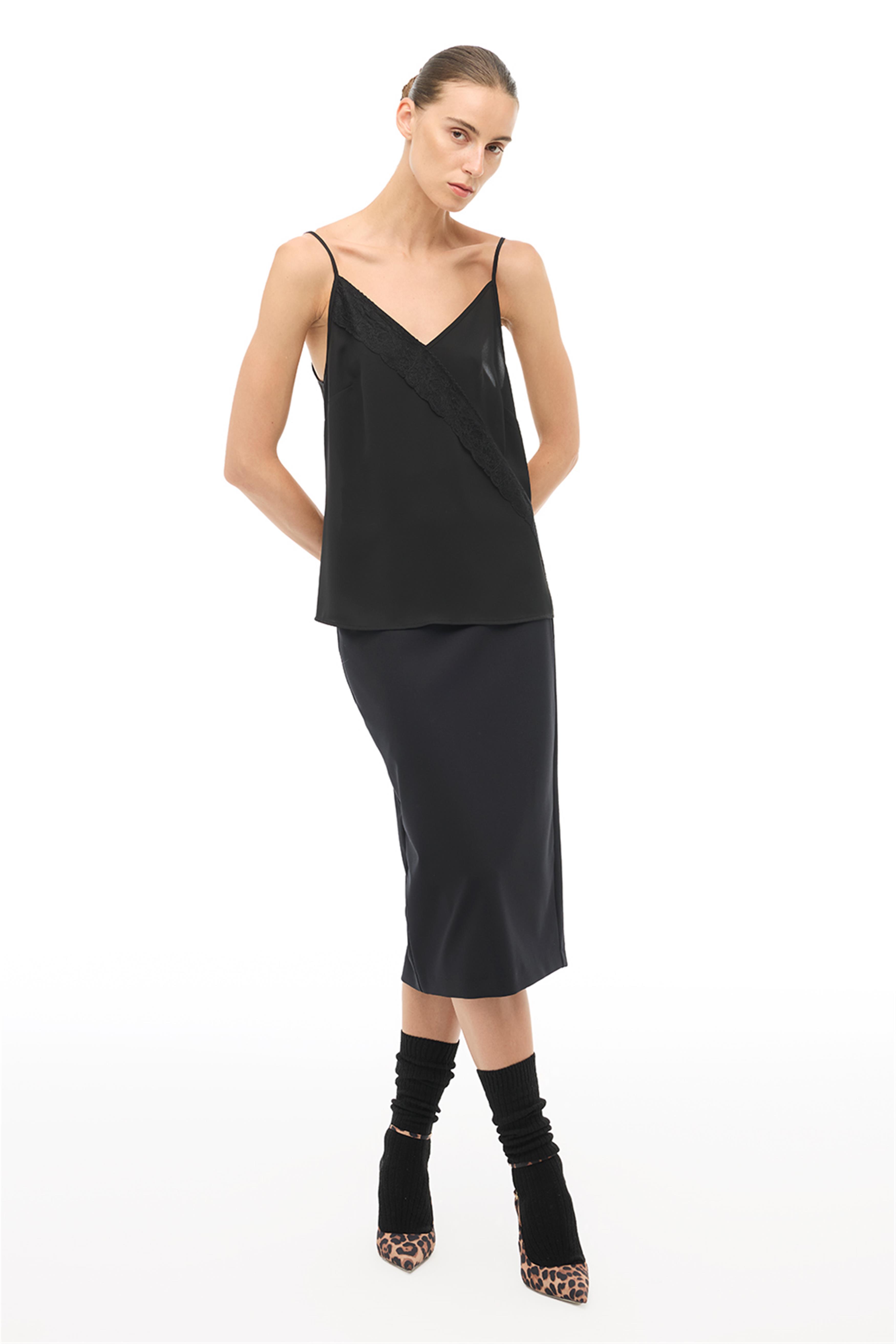 Siyah V-Yaka Askılı Bluz