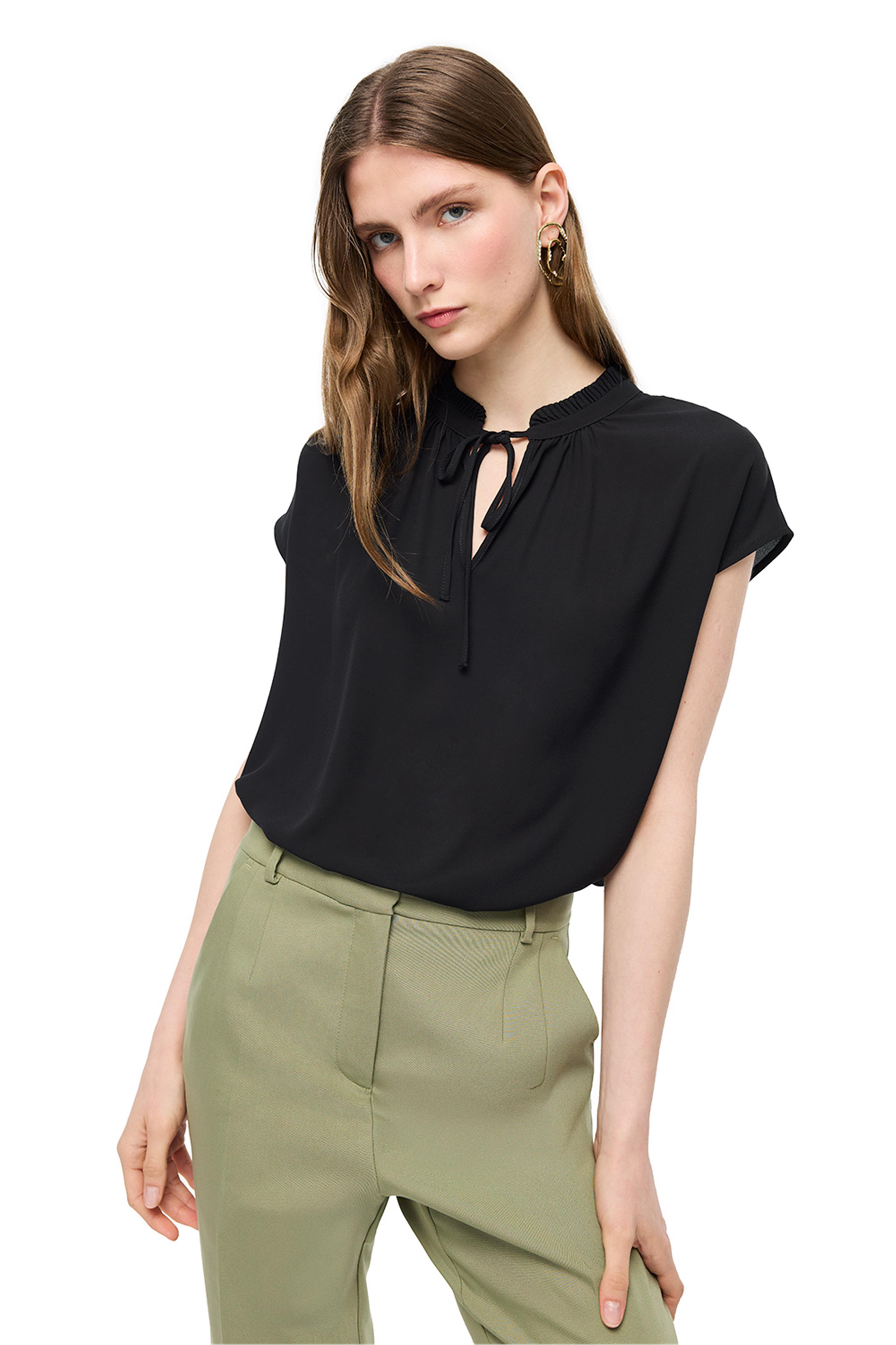 Siyah V-Yaka Düşük Kollu Bağcık Detaylı Bluz