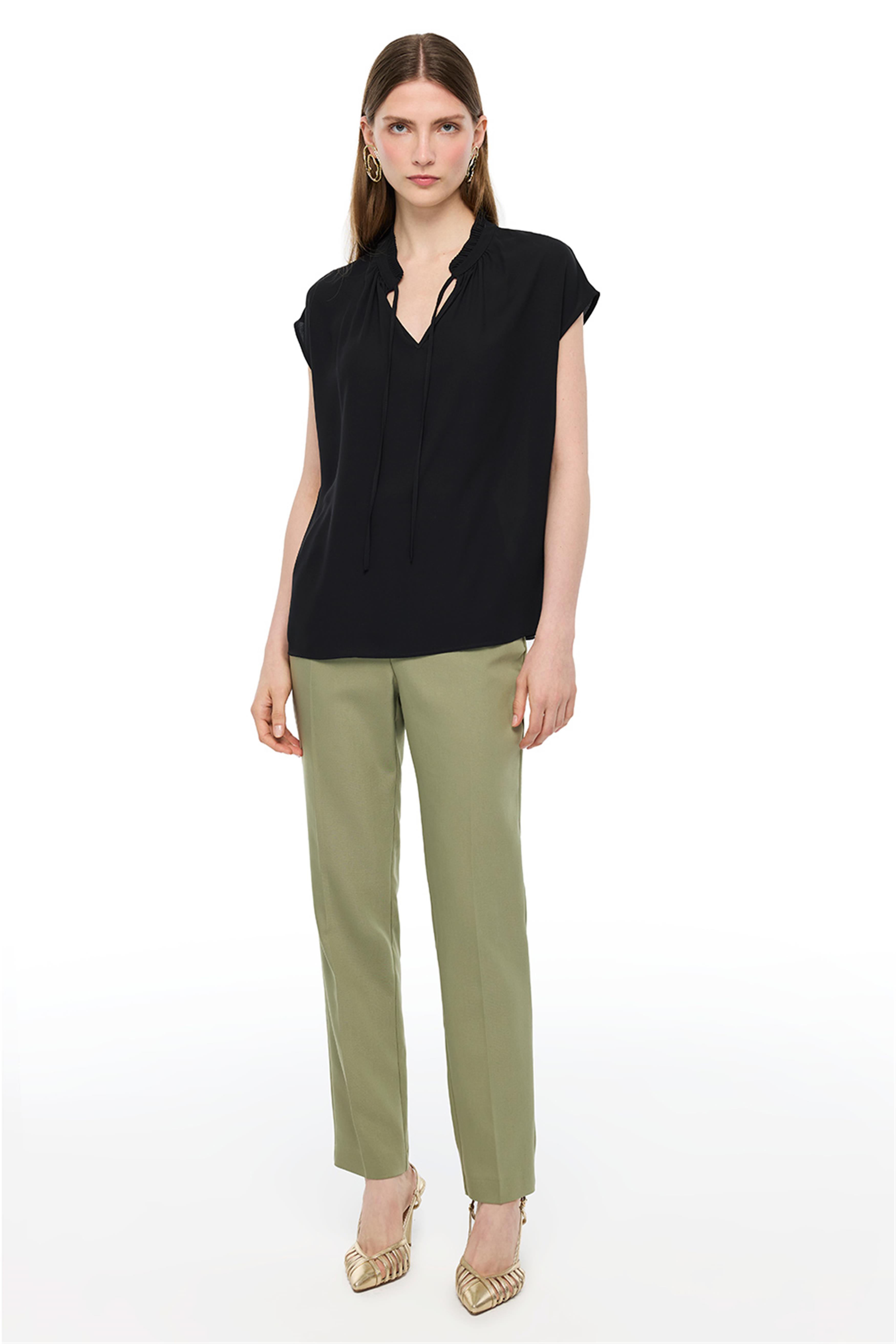 Siyah V-Yaka Düşük Kollu Bağcık Detaylı Bluz