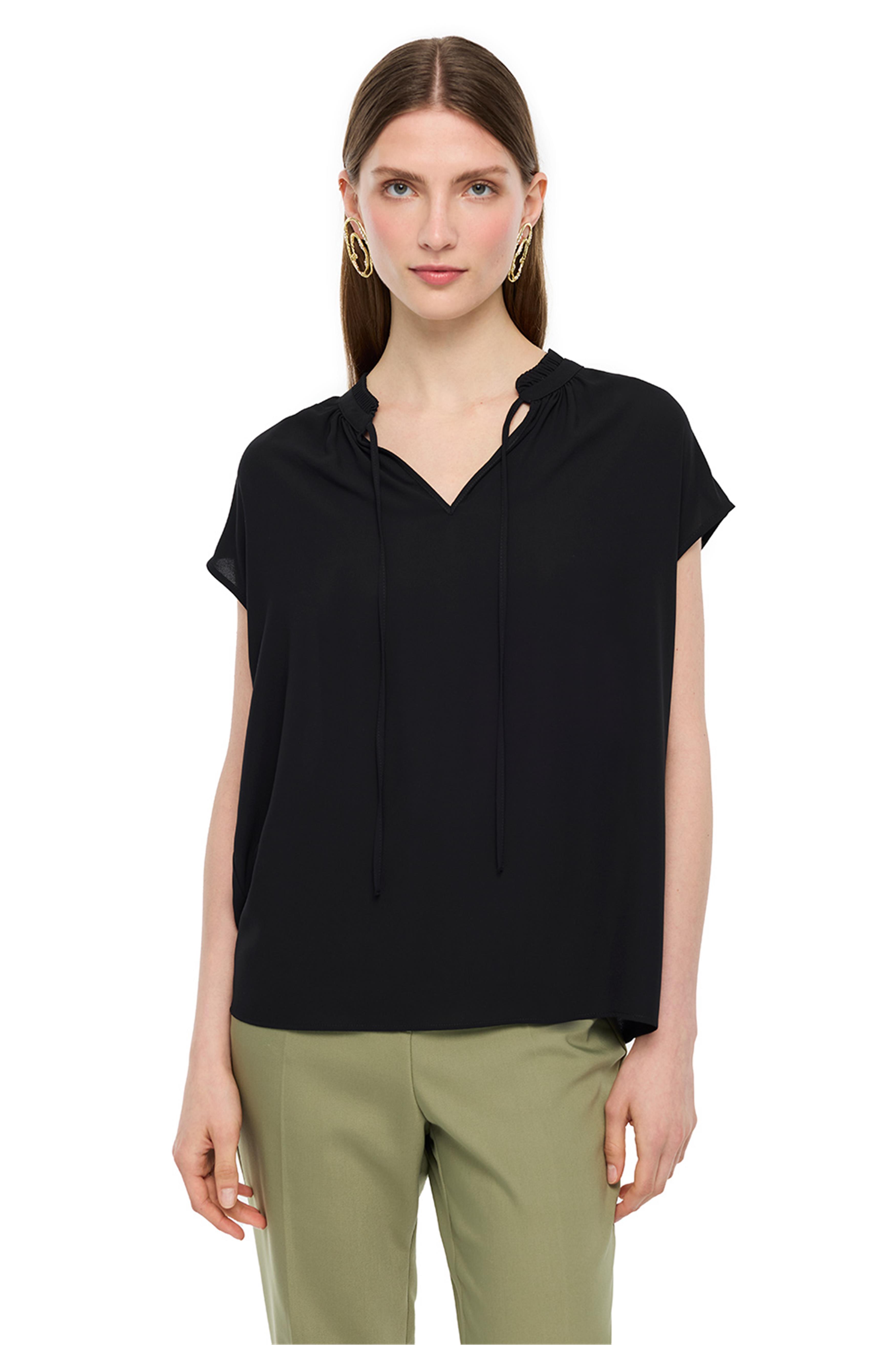 Siyah V-Yaka Düşük Kollu Bağcık Detaylı Bluz