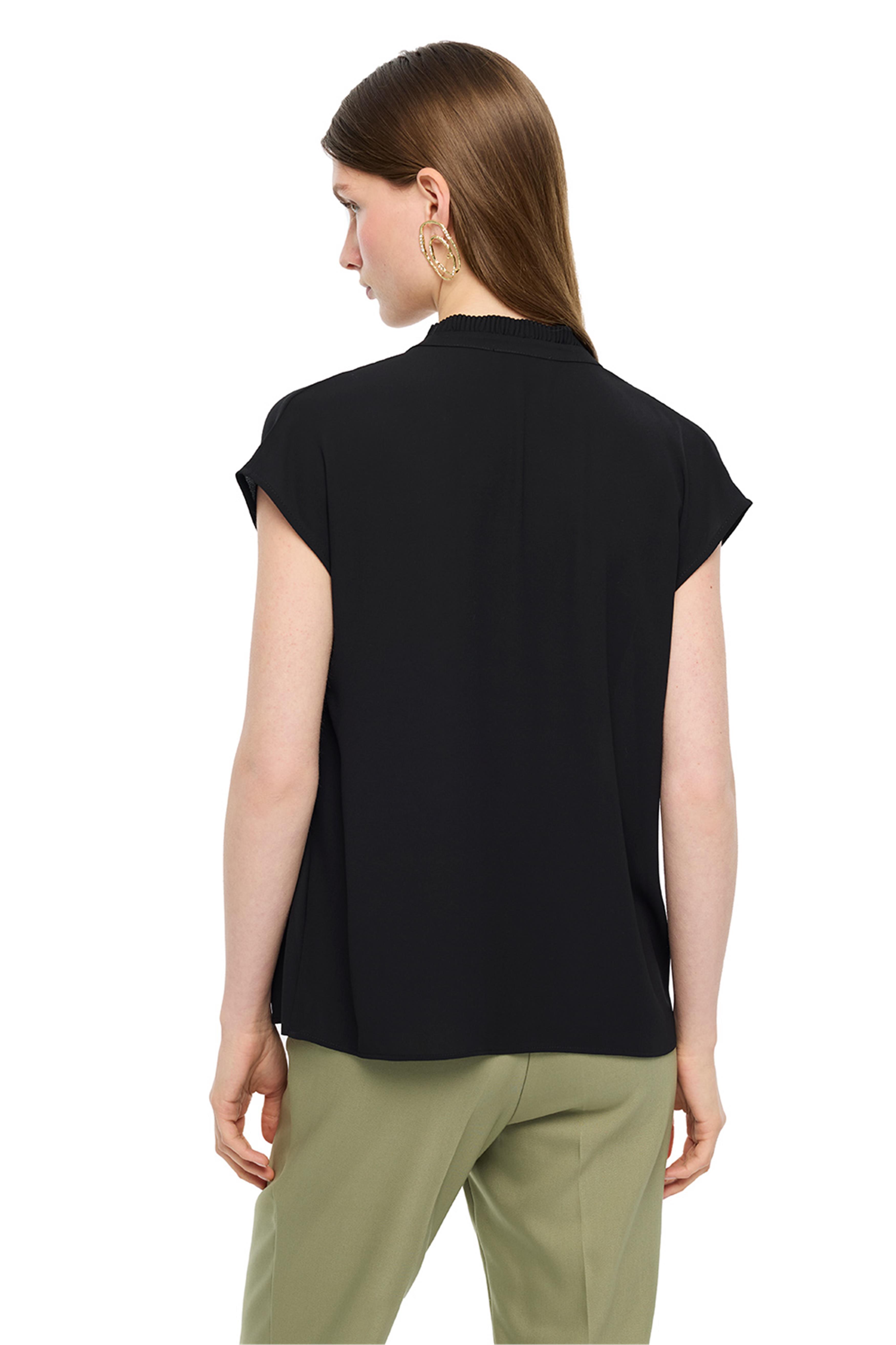 Siyah V-Yaka Düşük Kollu Bağcık Detaylı Bluz