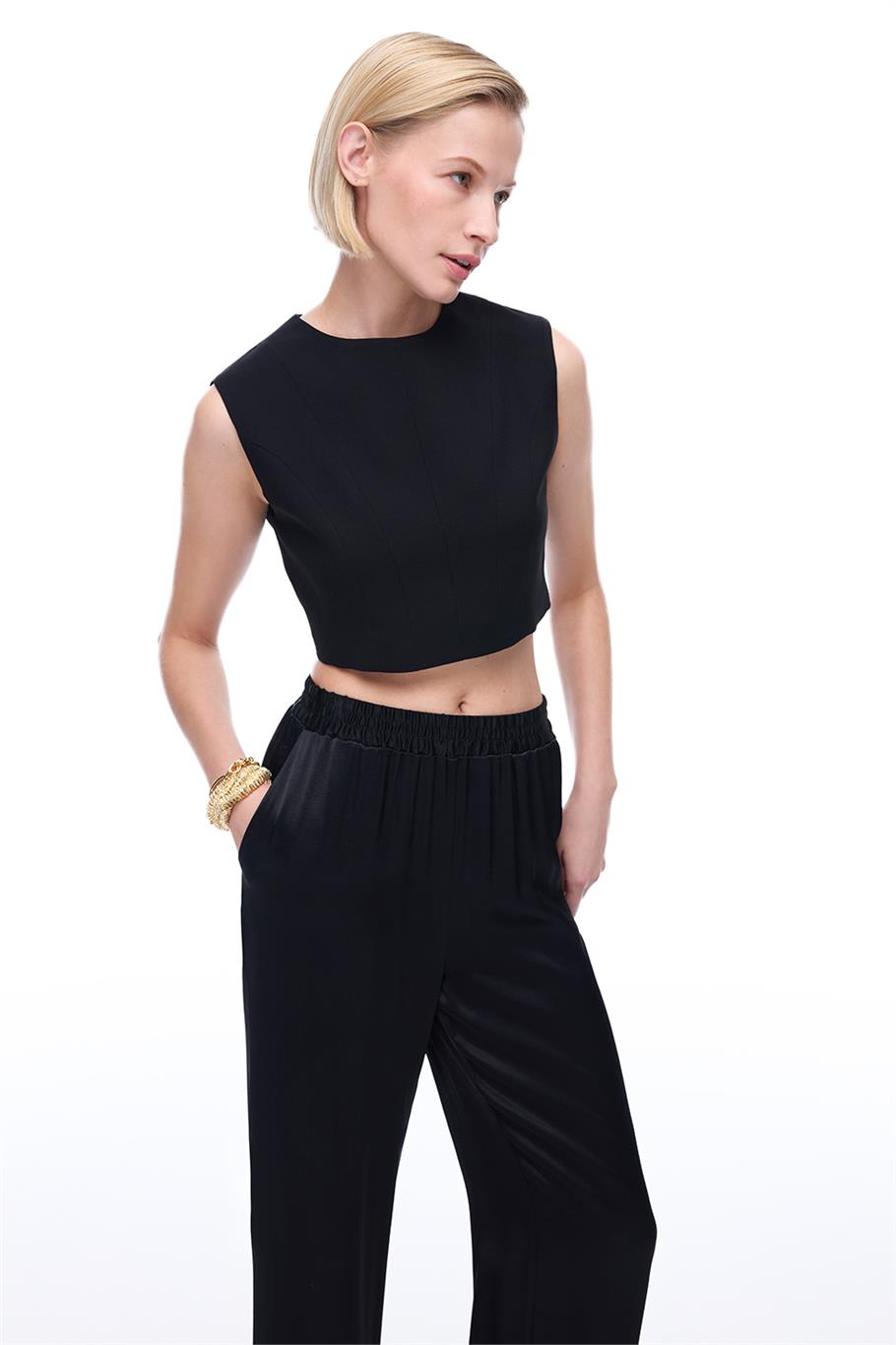 Siyah Yuvarlak Yaka Sıfır Kol Bluz